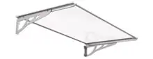 Transparentes Vordach mit silberfarbenem Gestell und seitlicher Halterung, leicht geneigt dargestellt.