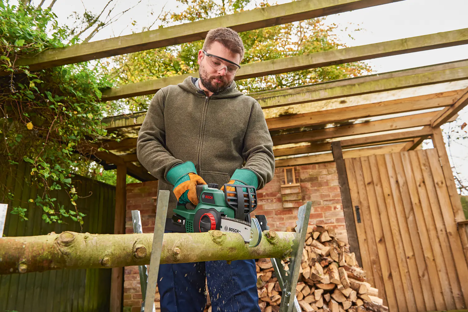 Bosch Akku-Kettensäge UniversalChain 18V inkl. Akku & Ladegerät + Ersatzkette