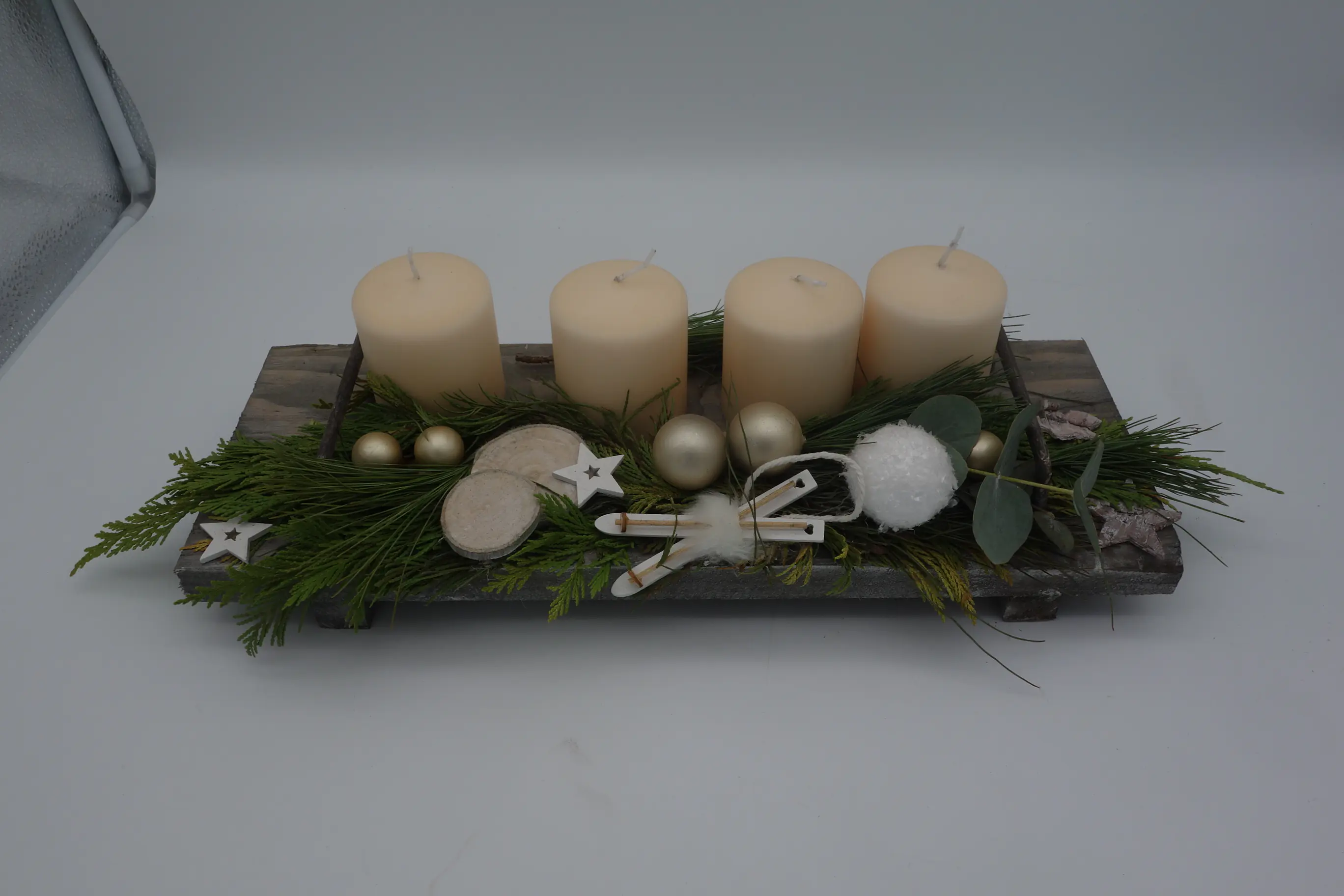 Adventsgesteck mit cremefarbenen Kerzen L 40 x B 14 cm