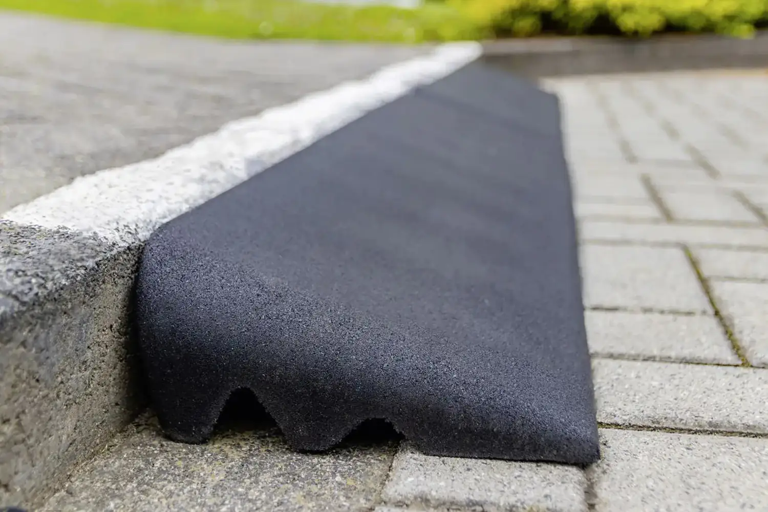 Auffahrrampe 100 x 25 x 4,5 cm für Bordsteine Auffahrrampe 100 x 25 x 4,5 cm für Bordsteine