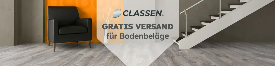 Classen Bodenbeläge: „GRATIS VERSAND für Bodenbeläge“, modernes Wohnzimmer mit Sessel, Treppe und hellem Laminatboden.