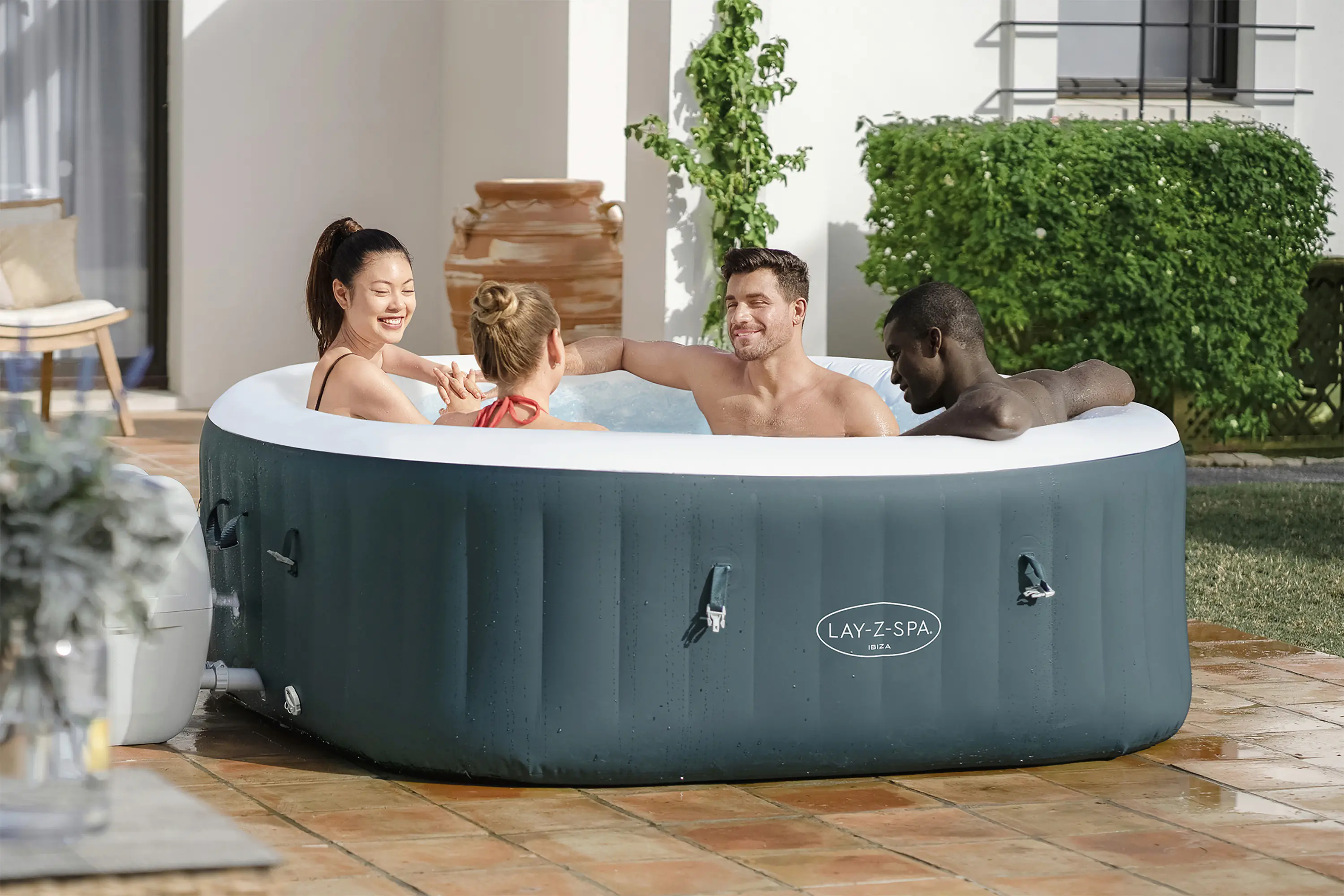 Bestway Whirlpool Outdoor für 4 Personen Lay-Z-Spa Ibiza AirJet Ø 180 x 66 cm