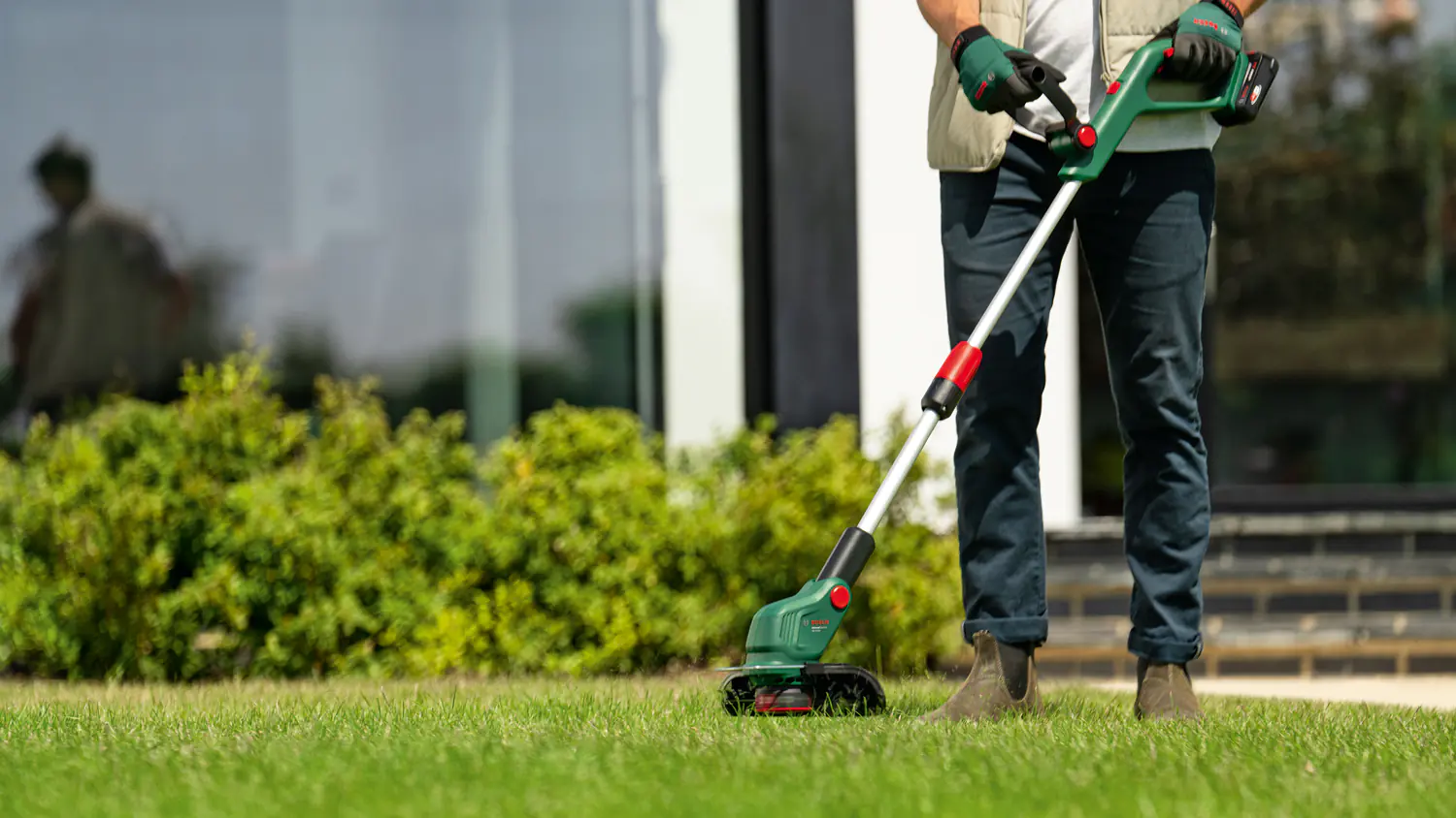 Bosch Akku Rasentrimmer UniversalGrassCut 18V-26 inkl. Akku & Ladegerät 26 cm Schnittkreis 