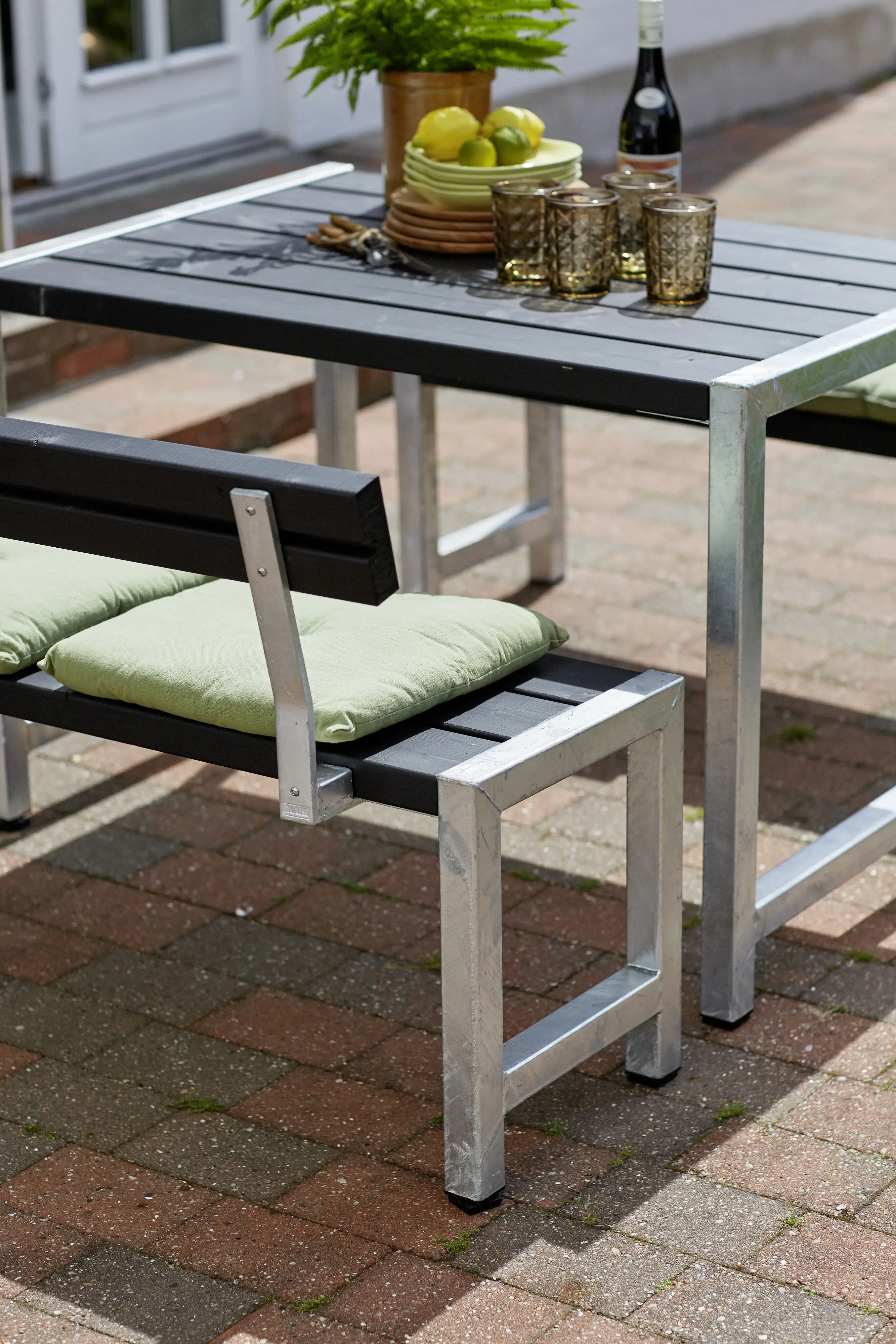 Plus Cafegarnitur Tisch und 2 Bänke & 1 Rückenlehne RAL 9005 Schwarz