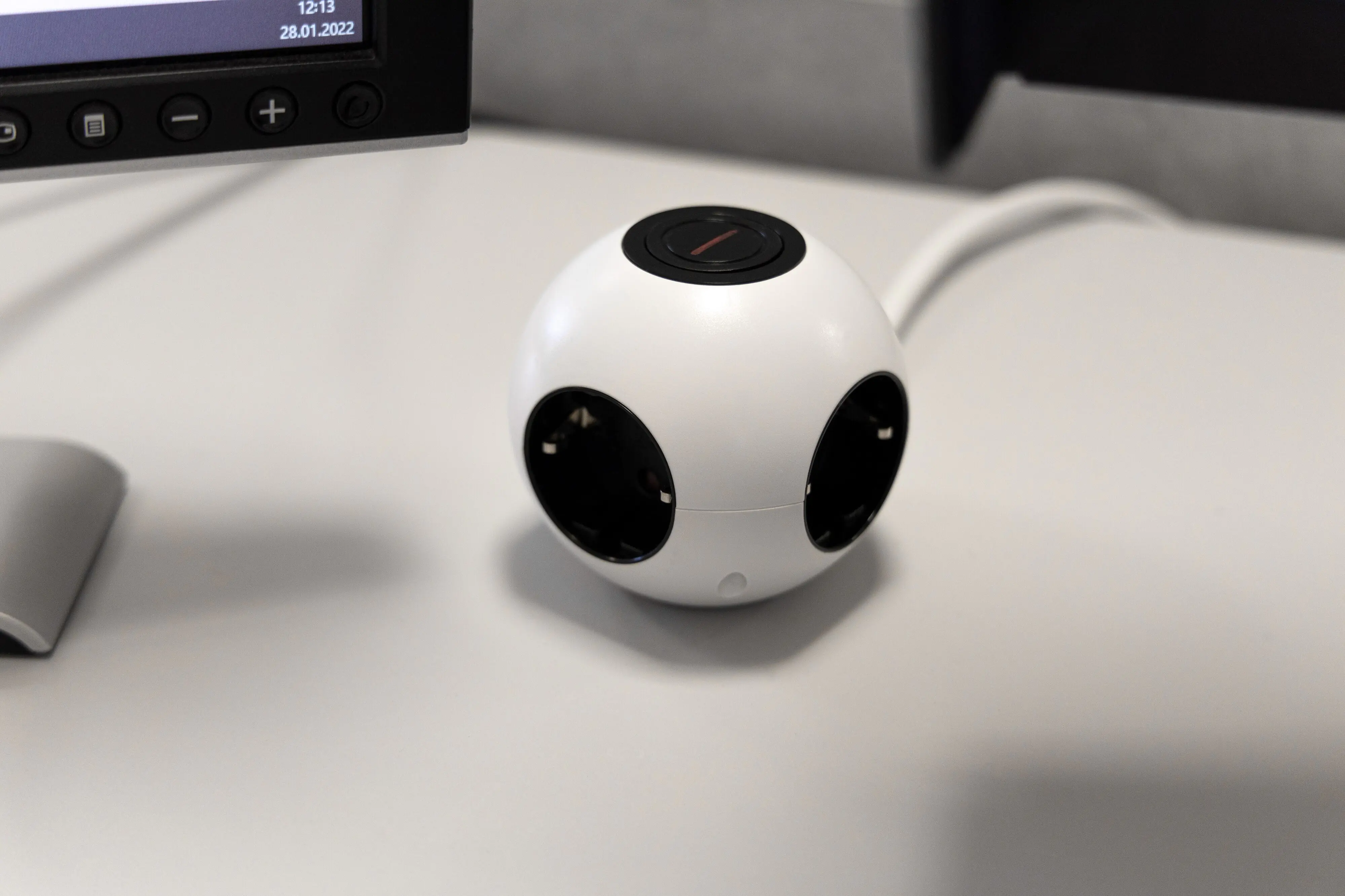 REV Steckdosenwürfel Powerglobe 4-fach mit Schalter weiß-schwarz