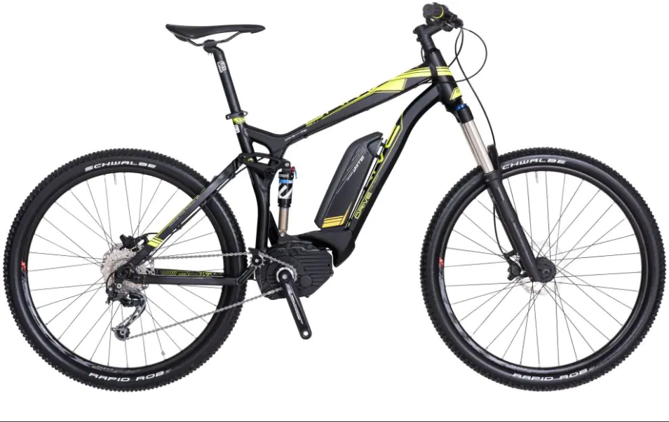 Schwarzes E-Mountainbike mit gelben Akzenten, Mittelmotor, sportlicher Rahmengeometrie, Federgabel und hydraulischen Scheibenbremsen.