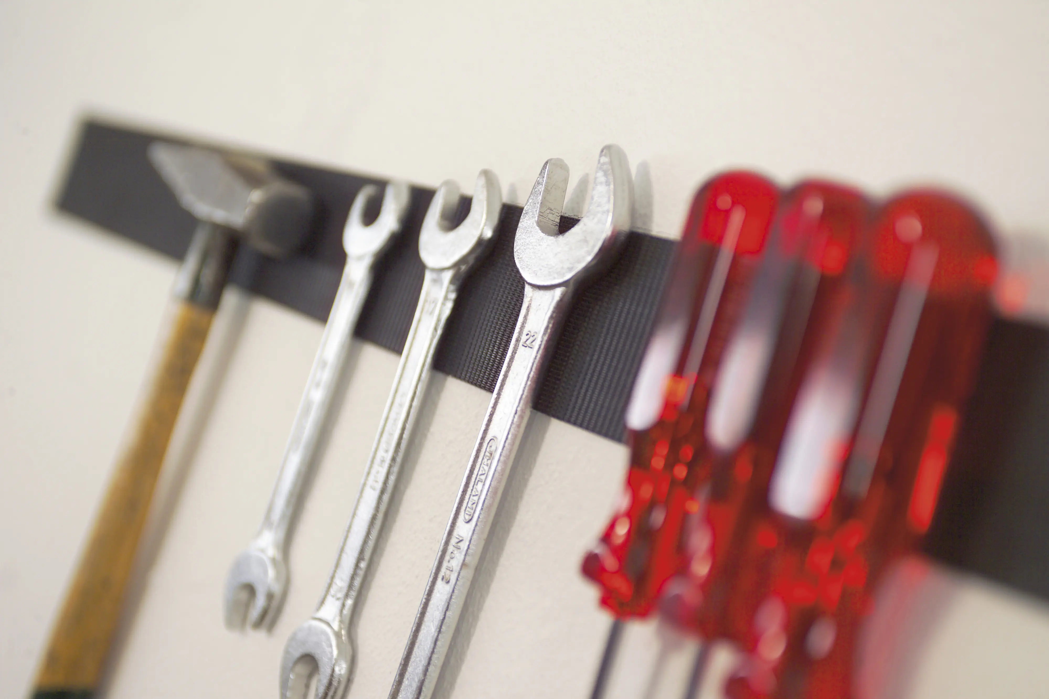 tesa Klettband On & Off 1 m x 50 mm, schwarz