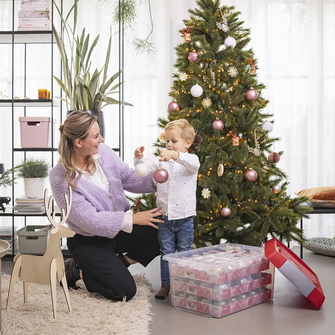 Sunware Weihnachtsbox Nesta 60L mit Einsatz für 60 Kugeln transparent rot