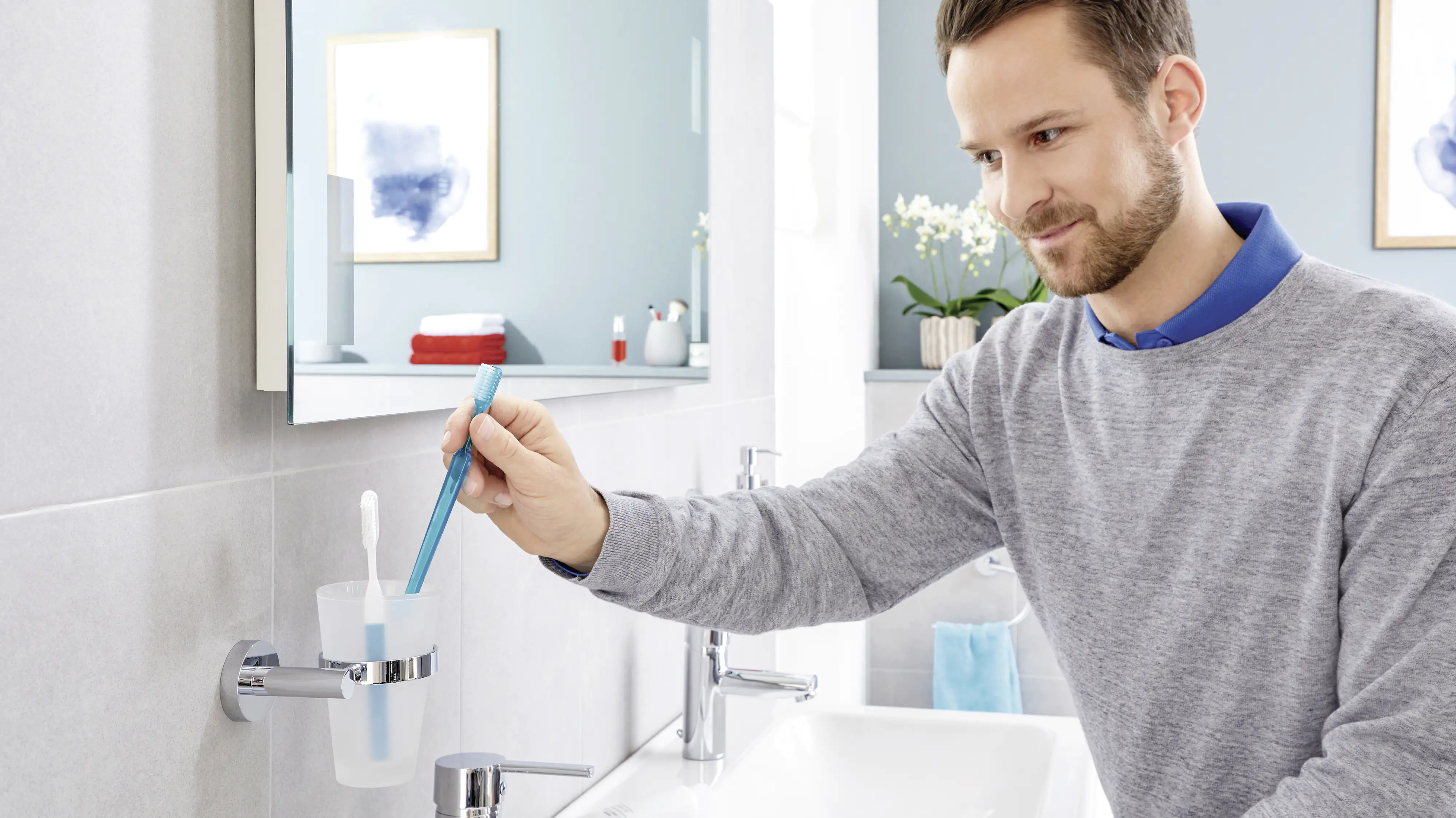 tesa Zahnputzbecher Exxcellent Metall und Milchglas, chrom/weiß tesa Zahnputzbecher Exxcellent Metall und Milchglas, chrom/weiß