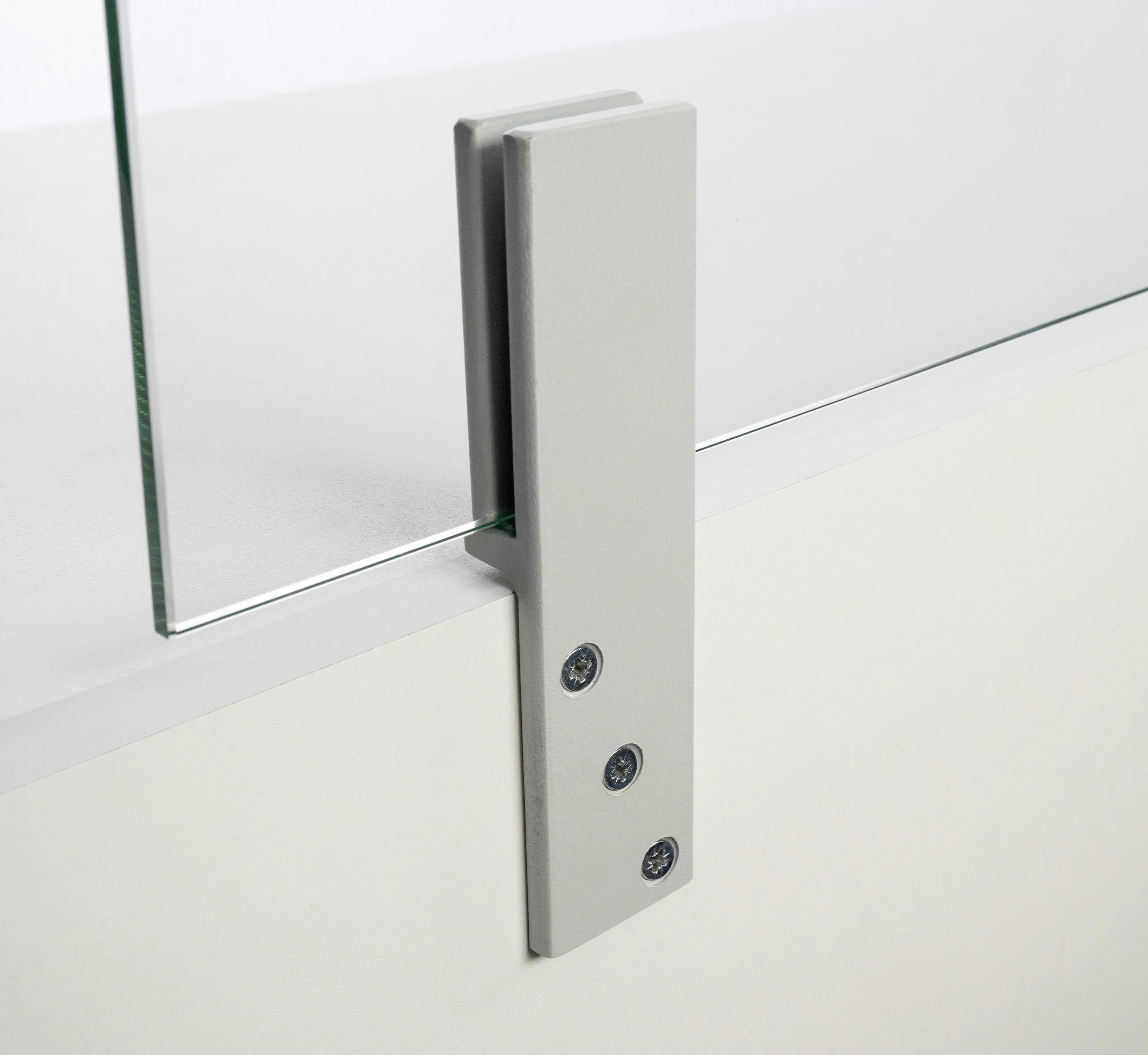 Thekenhalter für 6 mm ESG-Glas lichtgrau lackiert Thekenhalter für 6 mm ESG-Glas lichtgrau lackiert