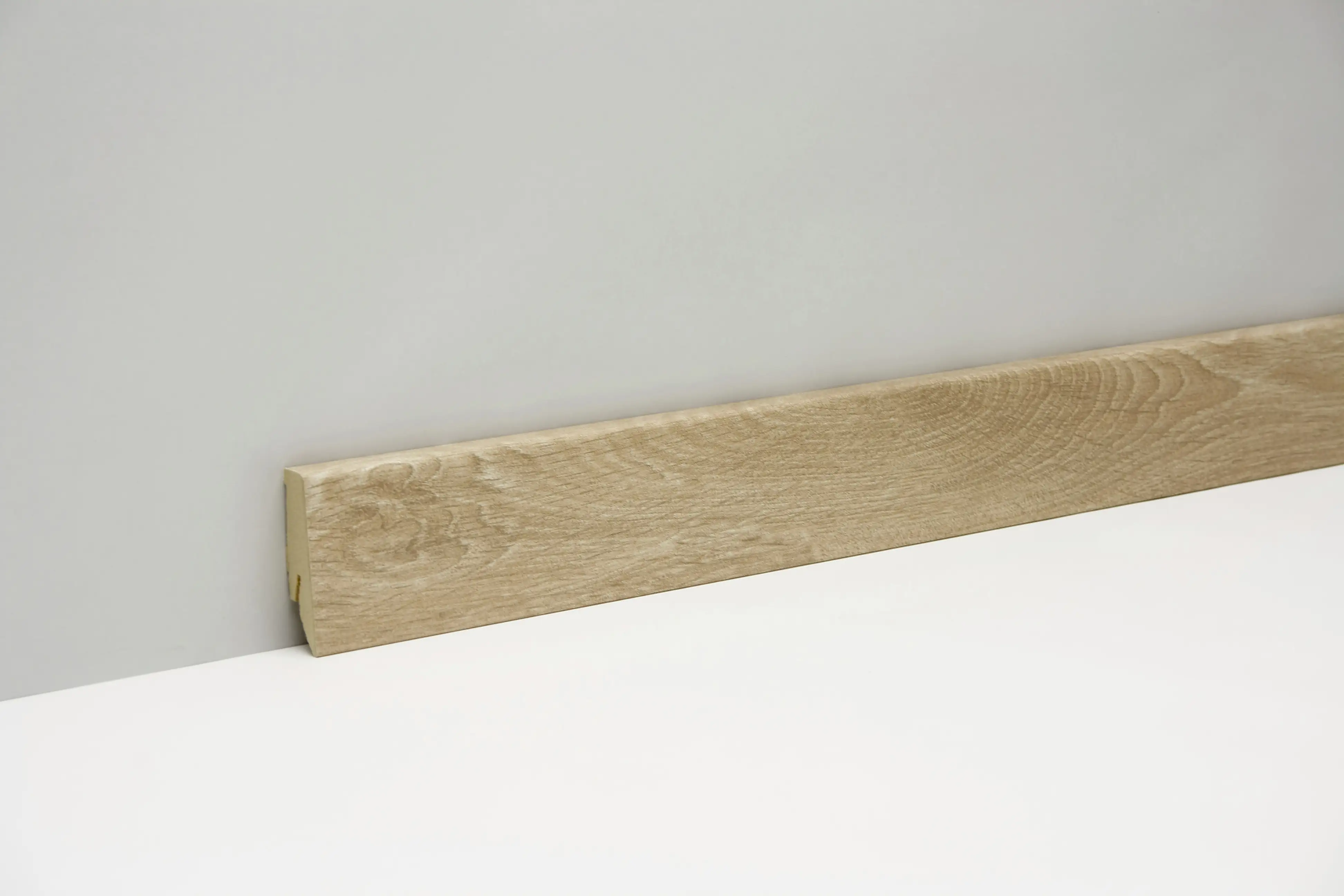 4003992378573_1057992 Classen Clip-Fußleiste 240 cm 58 x 19 mm Eiche Natur