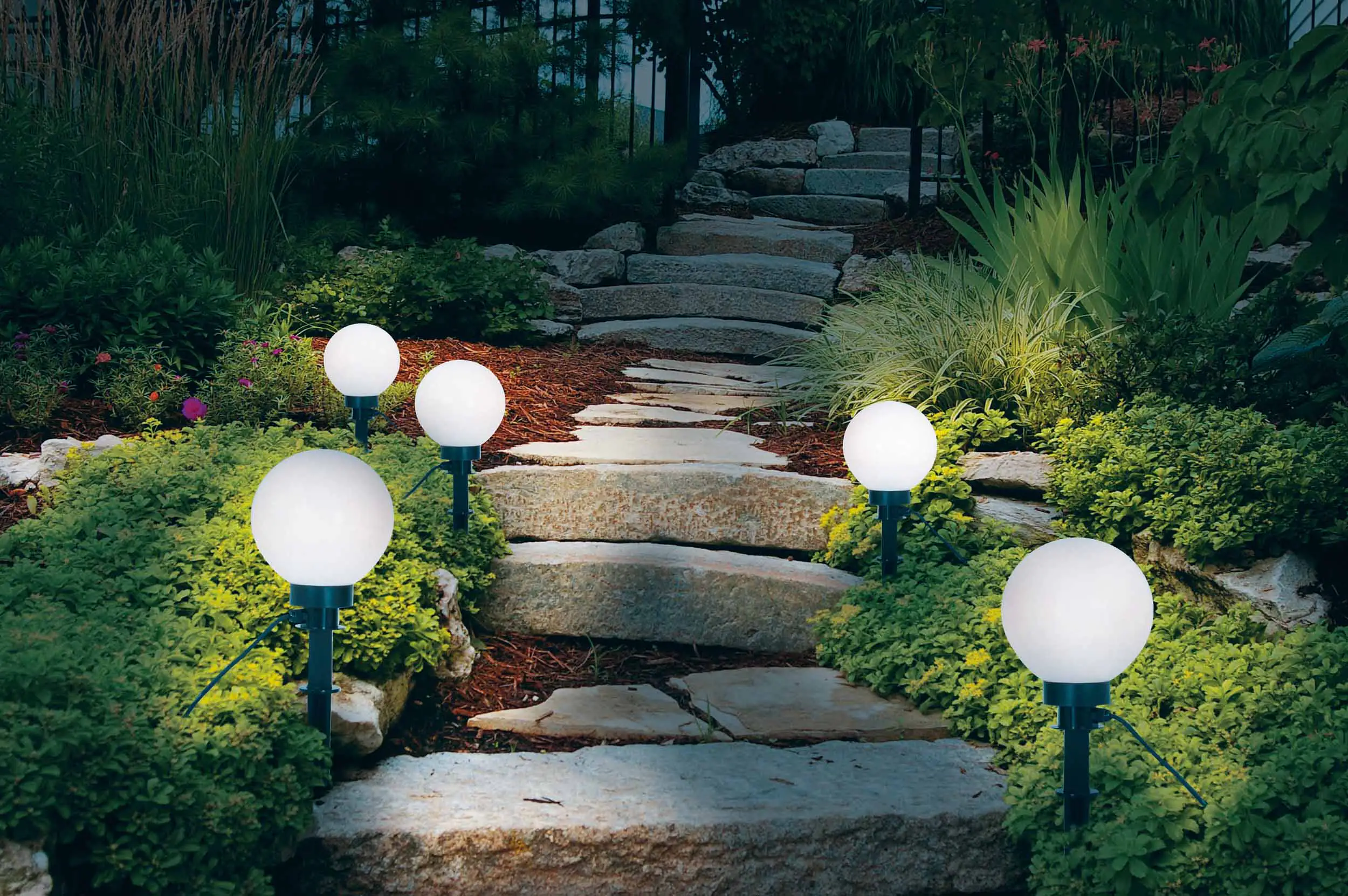 4003222803547_1 Näve Außen-Kugelerdspieß E27 schwarz