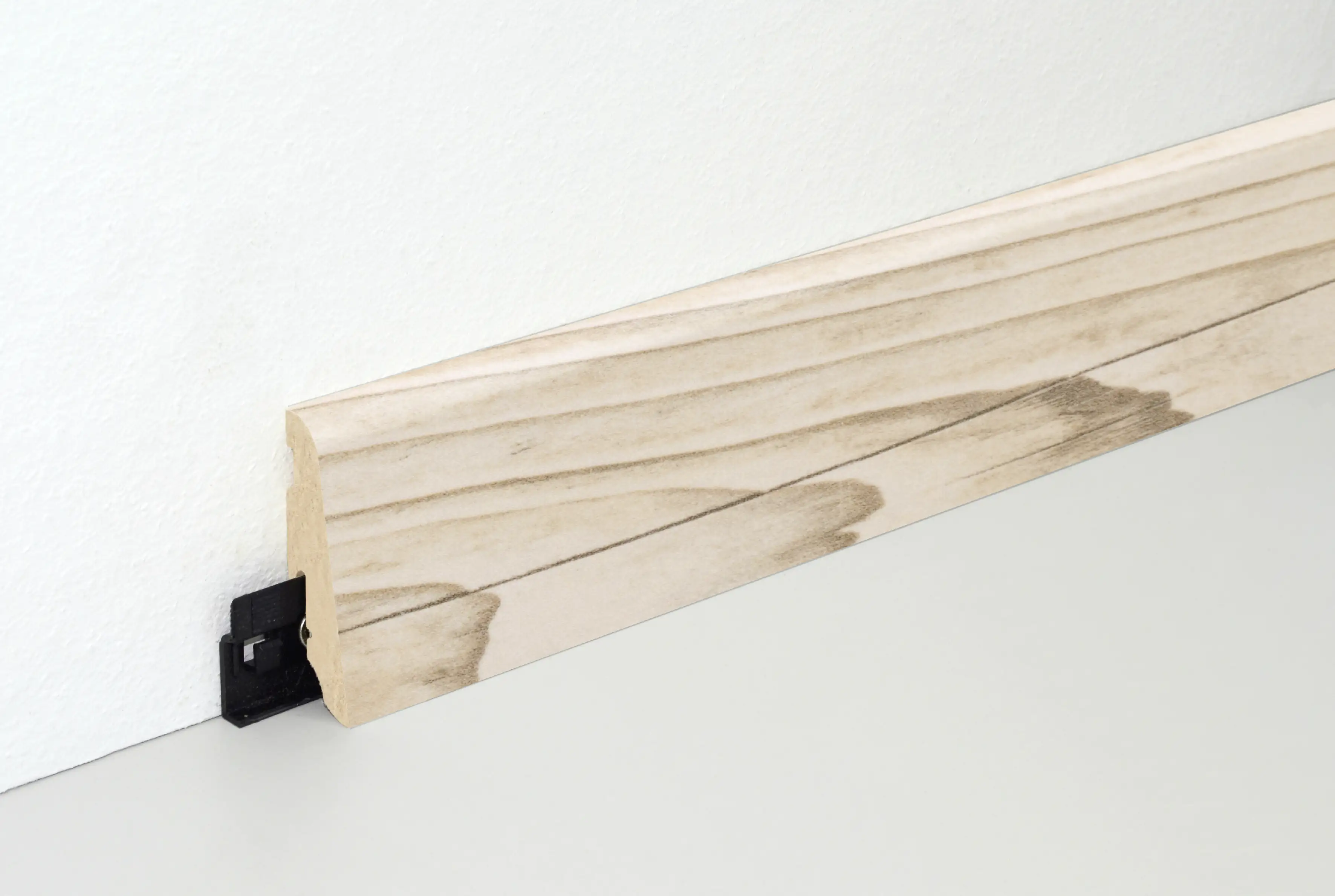 9010115224124_2450316 Neuhofer Fußleiste 240 cm 58 x 19 mm Tauernfichte braun