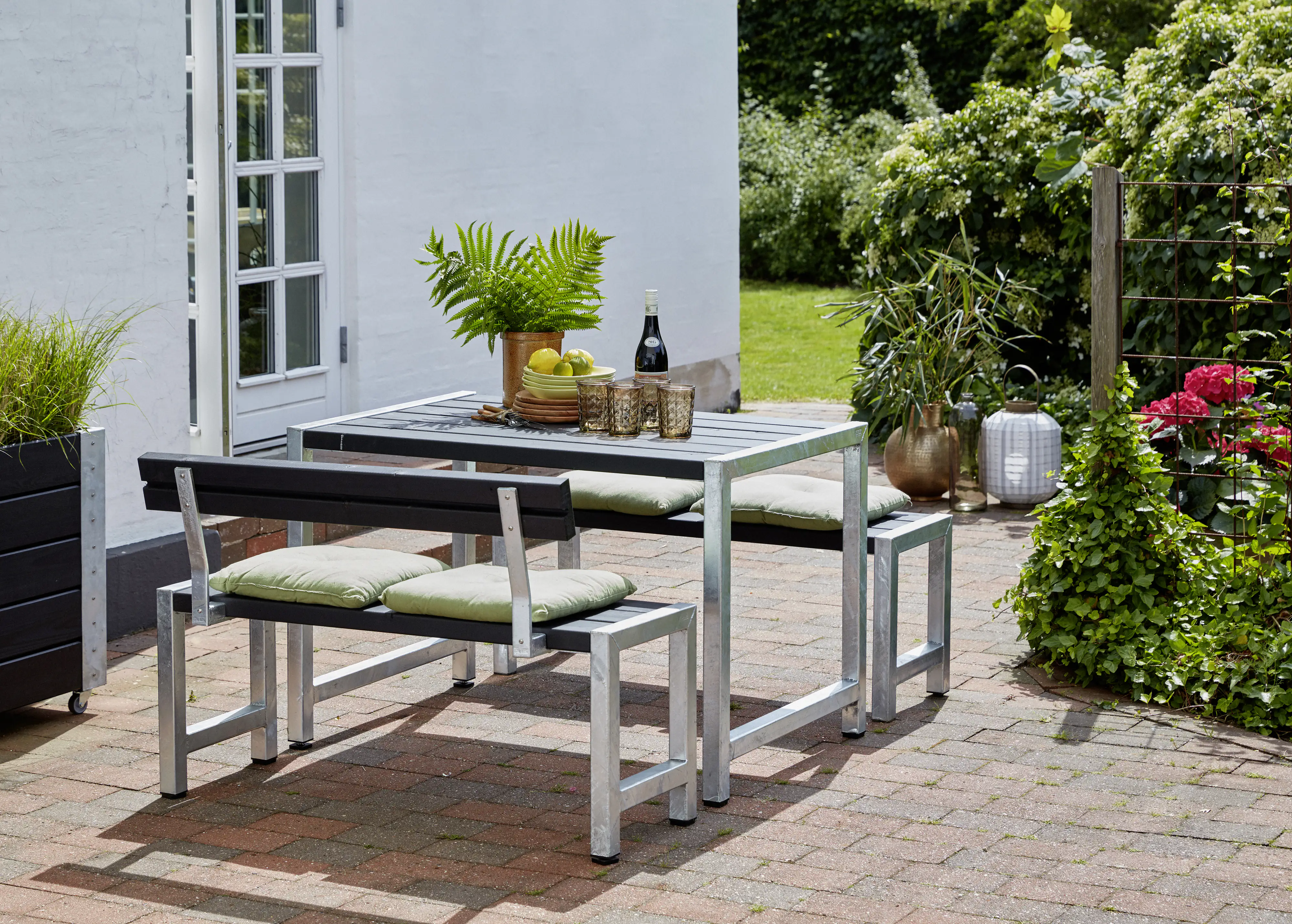 Plus Cafegarnitur Tisch und 2 Bänke & 1 Rückenlehne RAL 9005 Schwarz