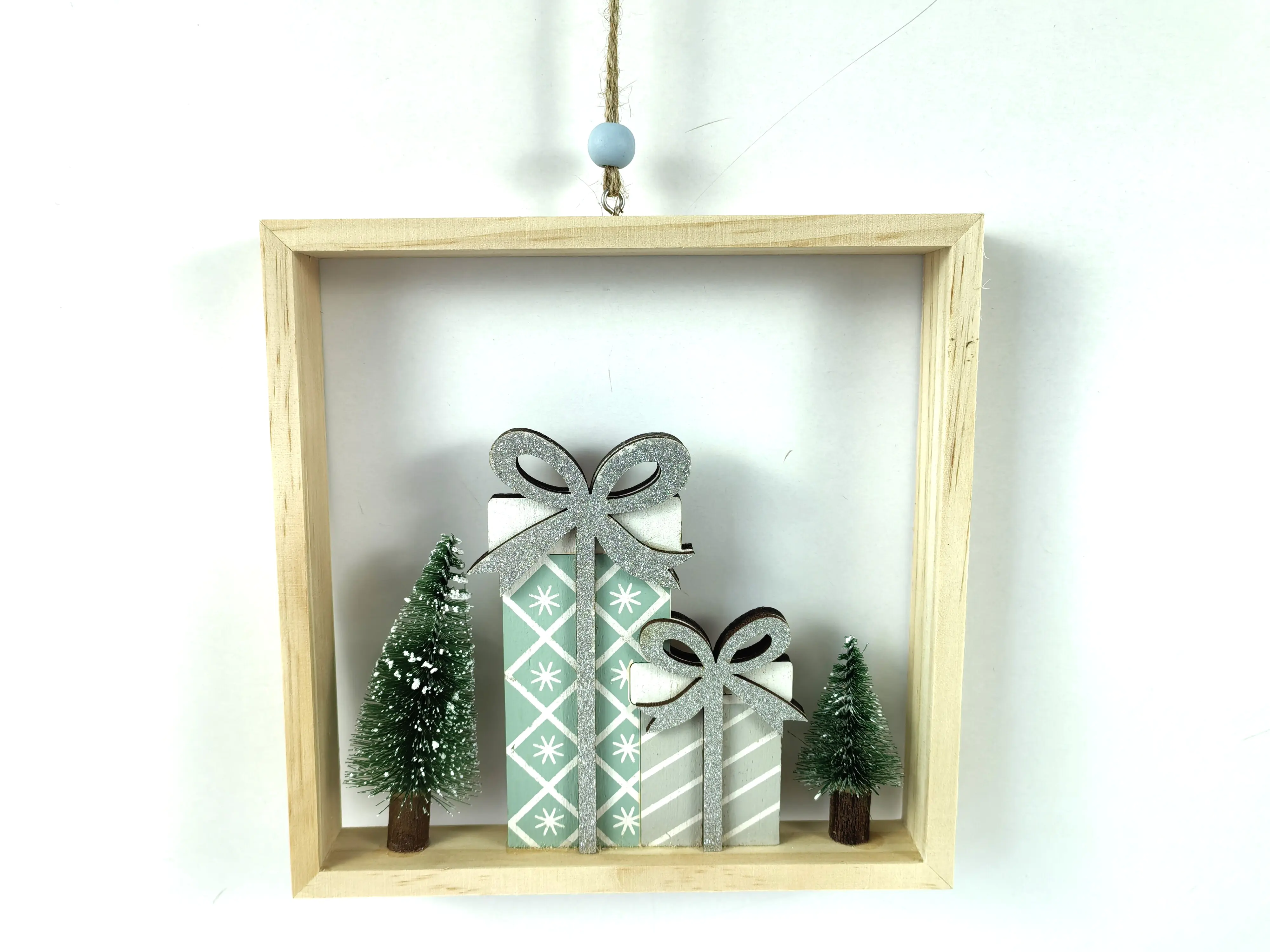 TrendLine Deko Weihnachtsanhänger Holz Geschenk 18 x 3,5 x 18 cm grün weiß TrendLine Deko Weihnachtsanhänger Holz Geschenk 18 x 3,5 x 18 cm grün weiß