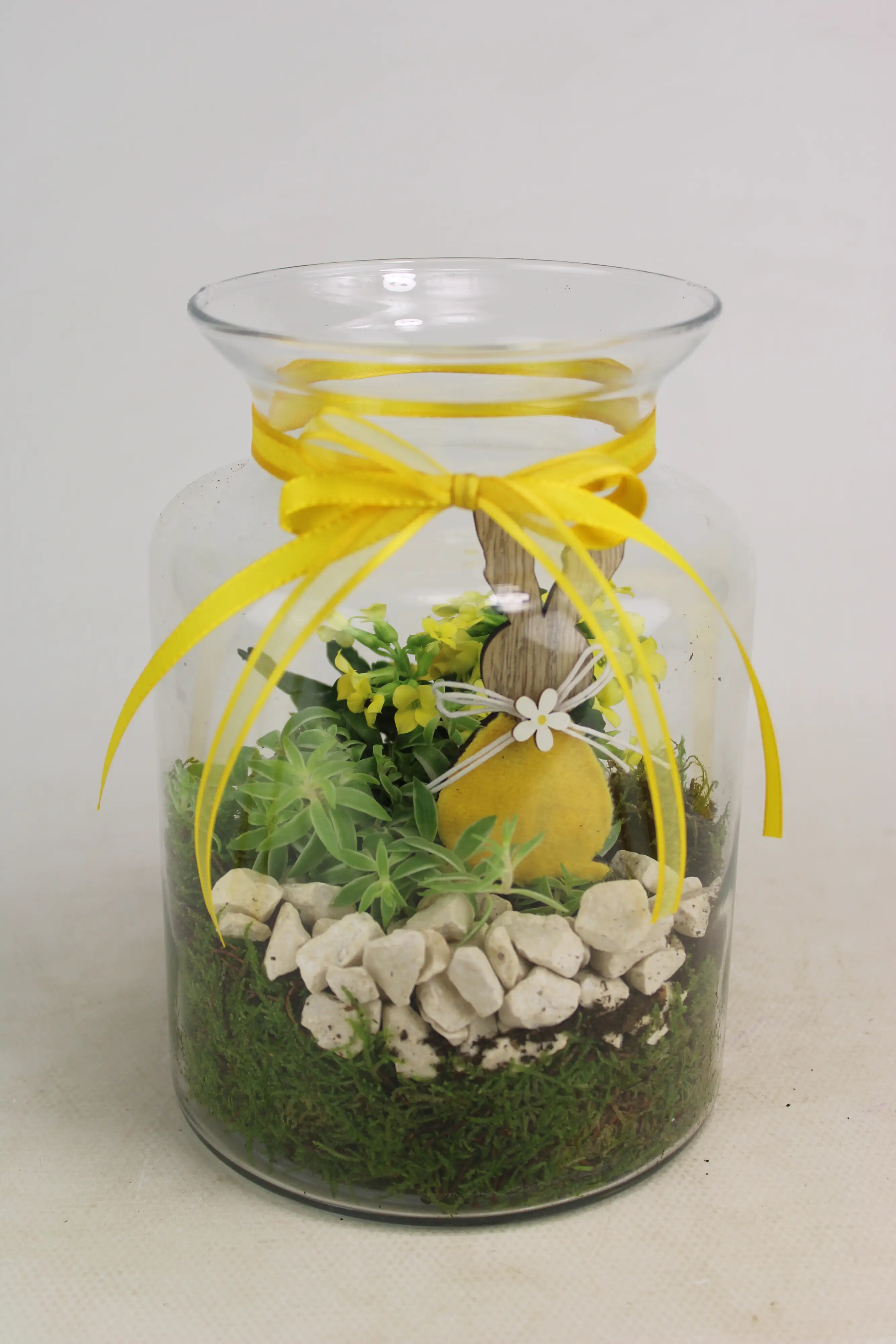 Blumenarrangement Hase in 12 cm Glasvase