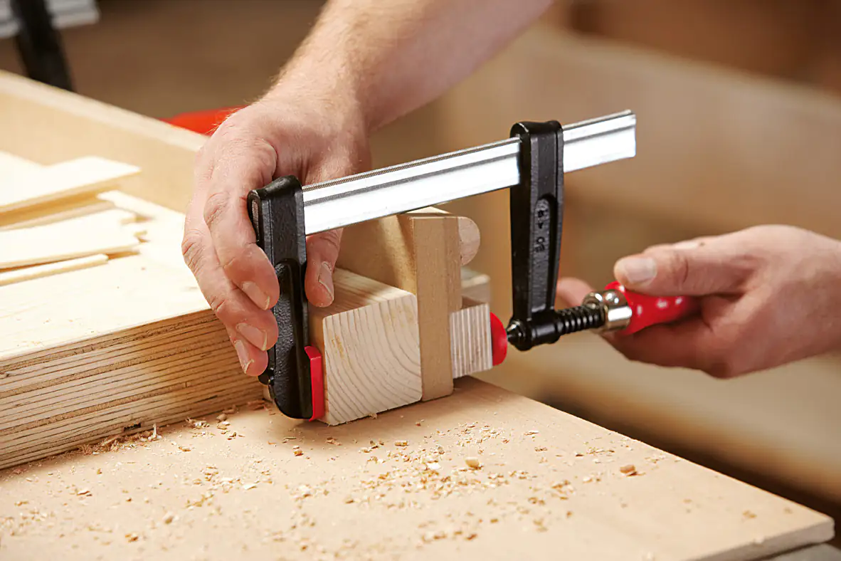 Bessey Tempergusszwinge 2-Komponentengriff mit Schutzkappen Bessey Tempergusszwinge 2-Komponentengriff mit Schutzkappen