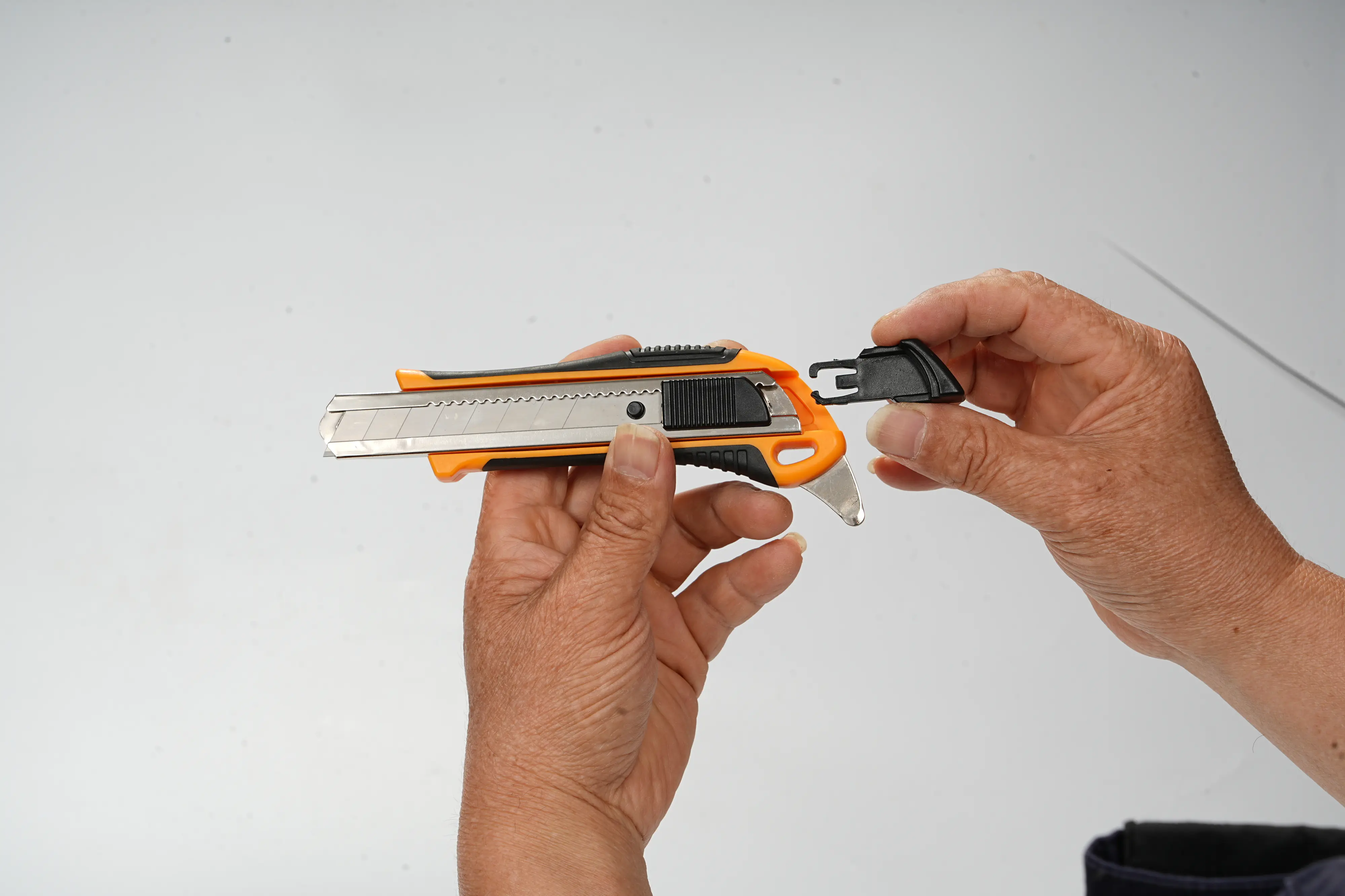 Primaster Cuttermesser 18 mm mit Auto-Lock und integriertem Dosenöffner