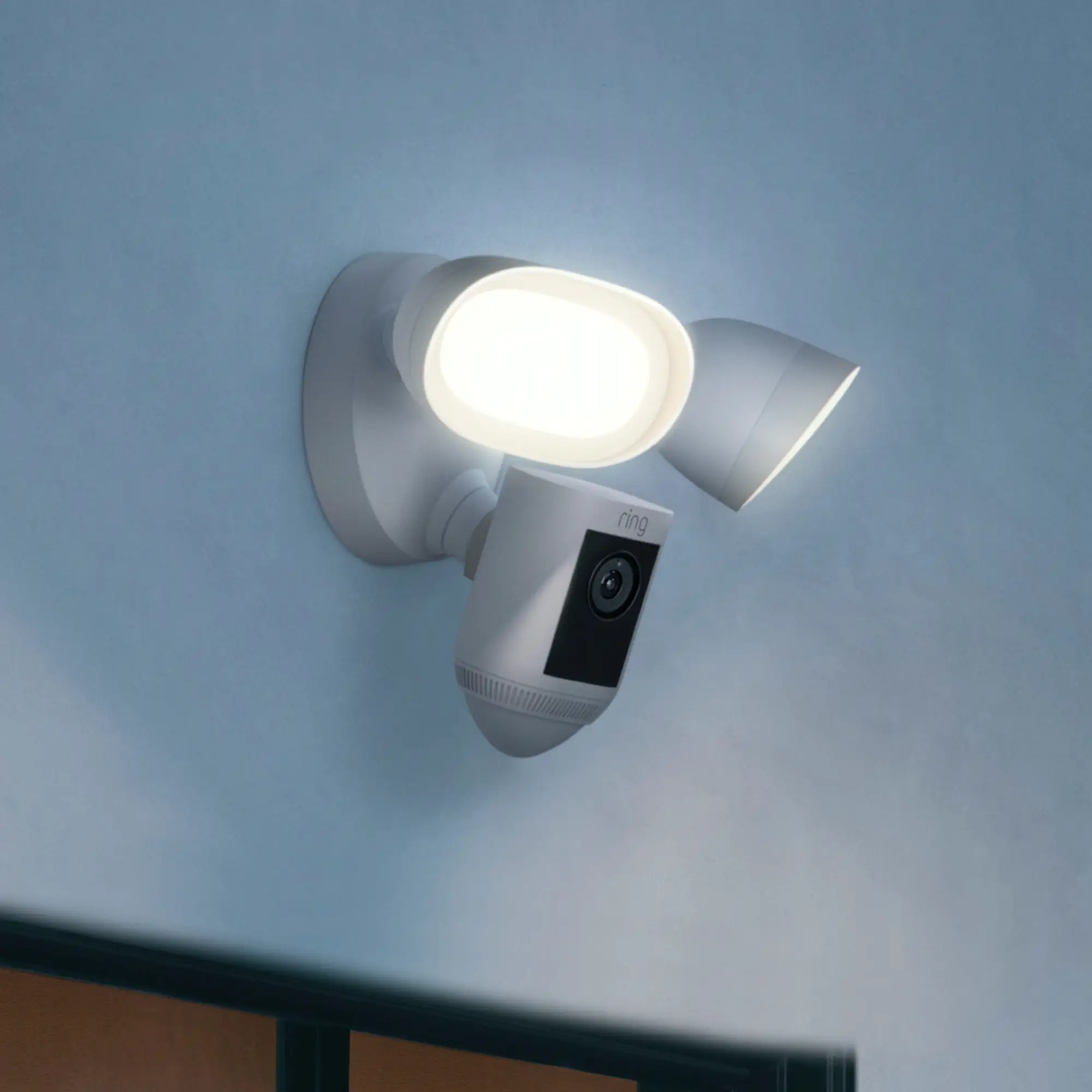 Ring Floodlight Cam Pro weiß mit HDR-Video, WLAN, festverdrahtet Ring Floodlight Cam Pro weiß mit HDR-Video, WLAN, festverdrahtet