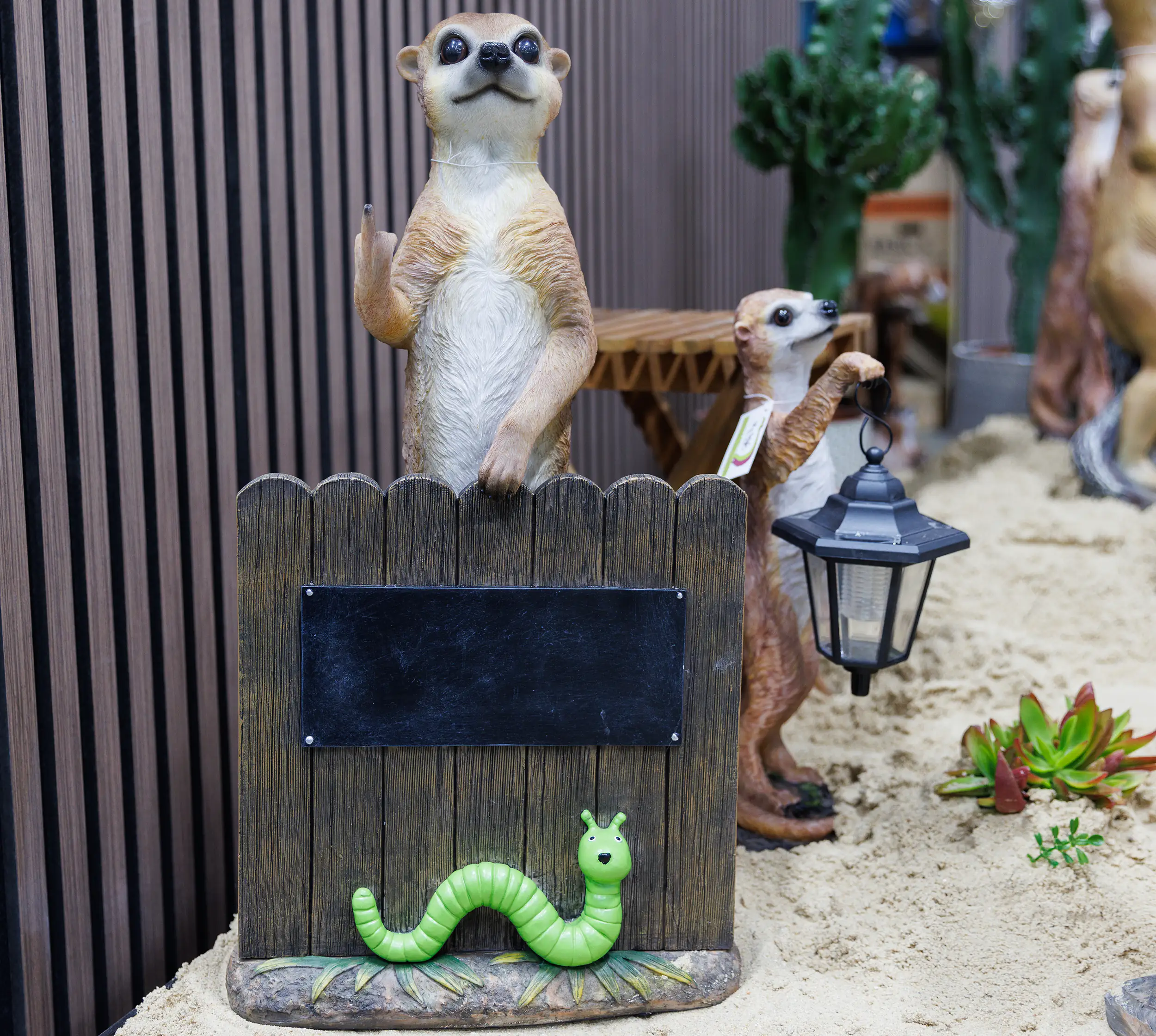 Dekofigur Erdmännchen am Zaun 62 x 30 cm braun