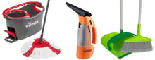 Drei Haushalts-Reinigungsgeräte: links ein Wischmopp mit grauem Eimer von Vileda, in der Mitte ein orangefarbener Fenstersauger, rechts Kehrgarnitur mit grünem Besen und Handfeger.