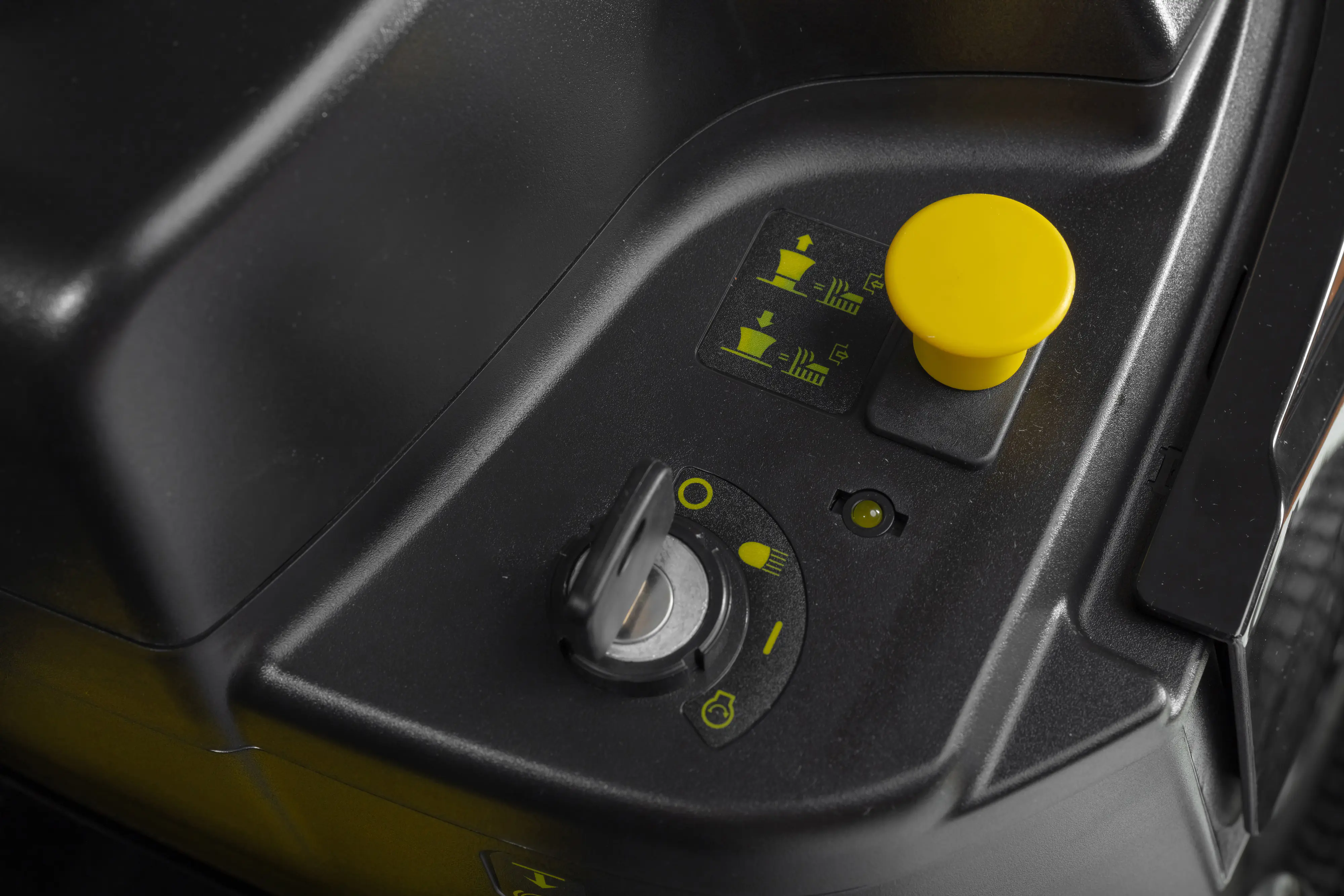 Alpina Rasentraktor AT4 84 A 5,8 kW, 84 cm Schnittbreite, inkl. Mulchkit