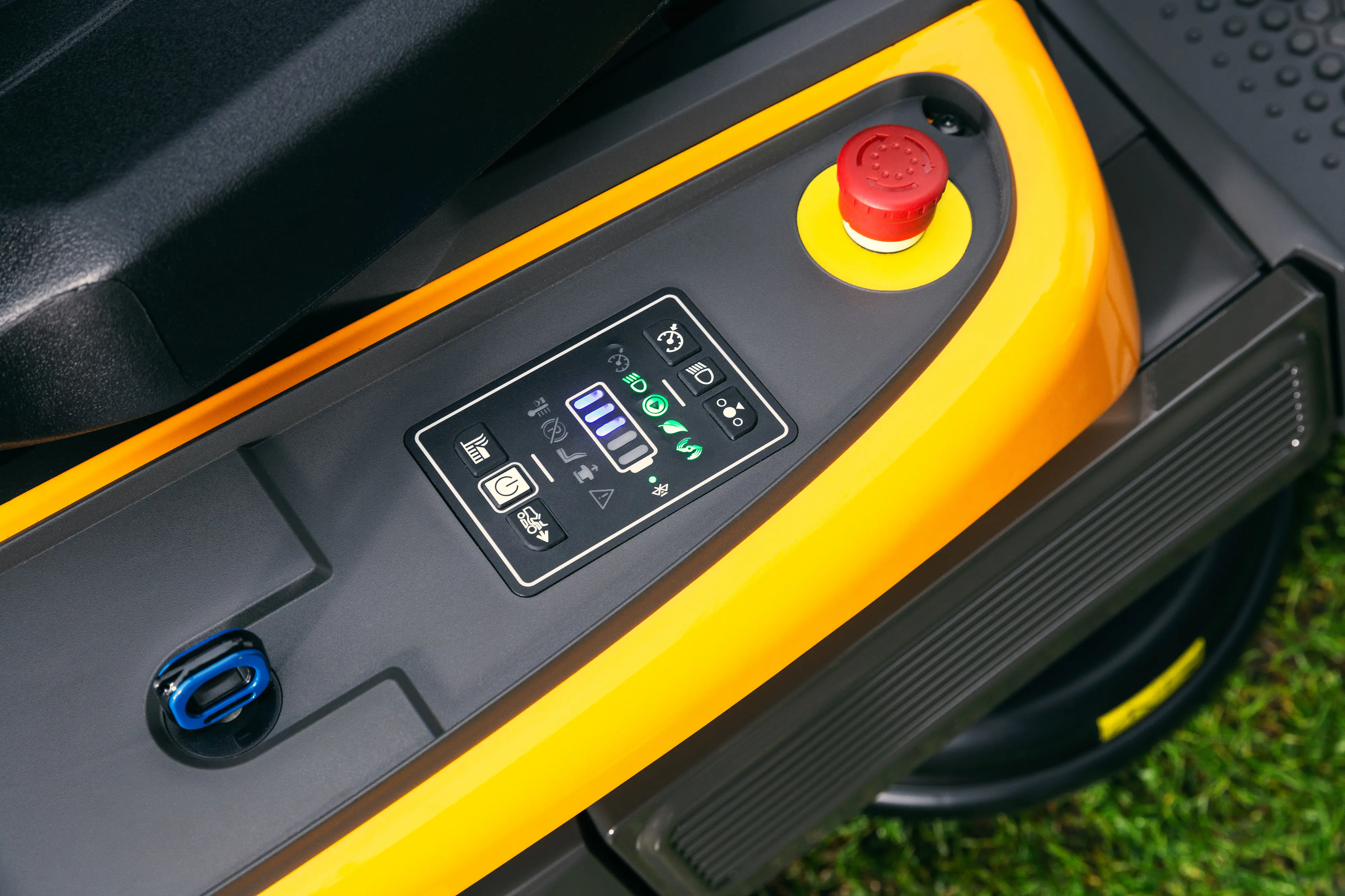 Stiga Akku-Rasentraktor Swift 372e, inkl. 4 Akkus (3x 7,5Ah und 1x 5Ah )/48V, 72 cm Schnittbreite