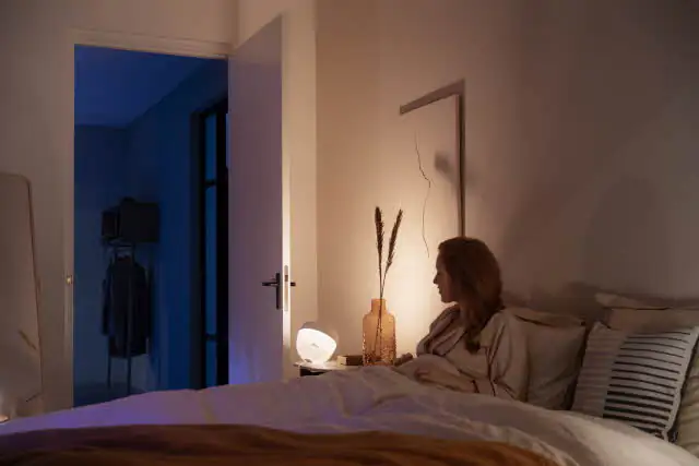 Philips Hue LED Tischleuchte White & Color Ambiance Iris weiß dimmbar RGBW