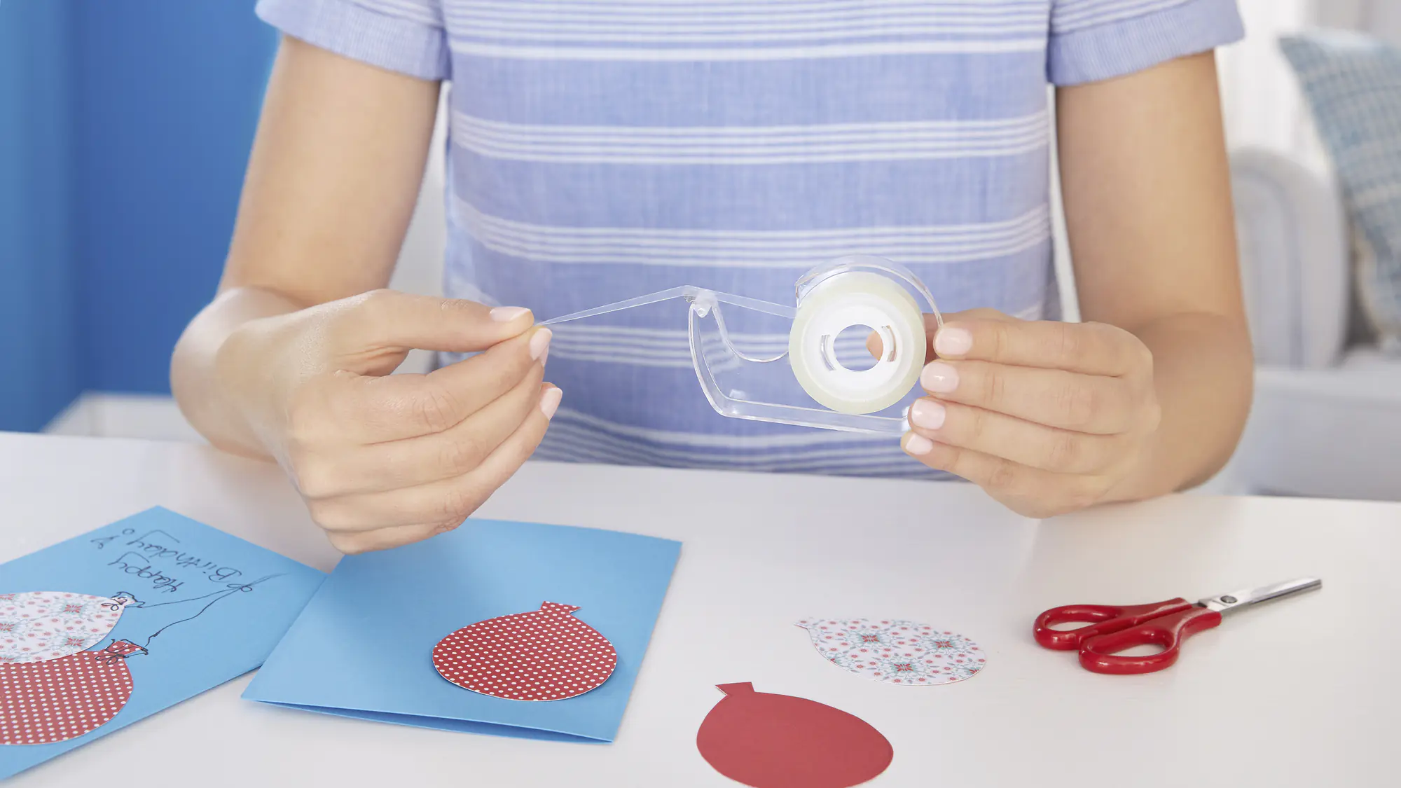 tesa doppelseitiger Klebefilm, 1 Rolle mit Abroller 7,5 m x 12 mm