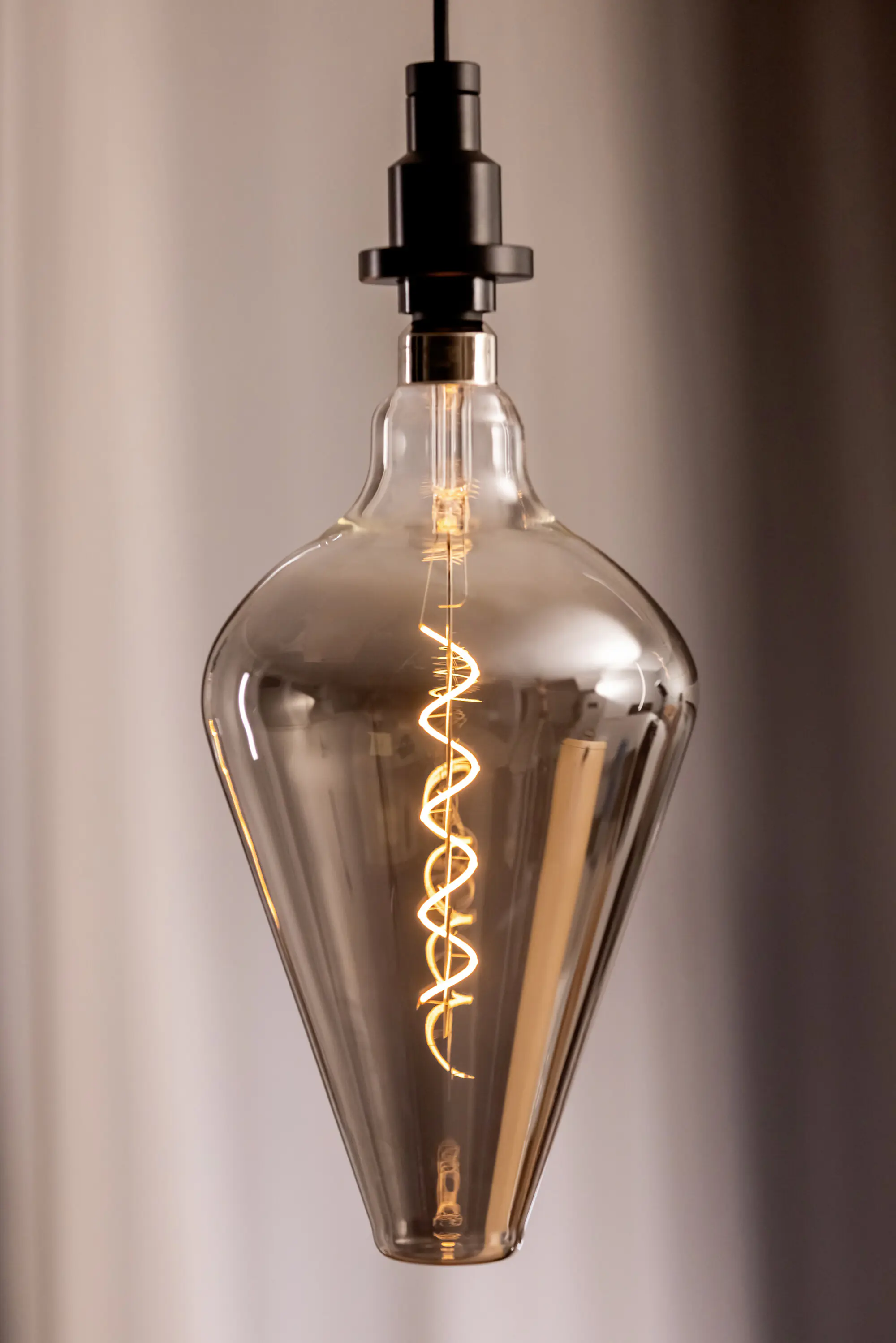 Osram LED Dekoleuchtmittel Kegel E27 4 W warmweiß rauch