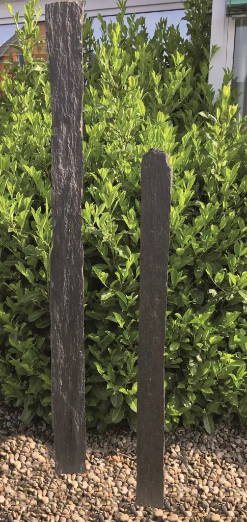 Naturschieferstele Gesamthöhe ca. 90 - 110 cm, inkl. Betonsockel