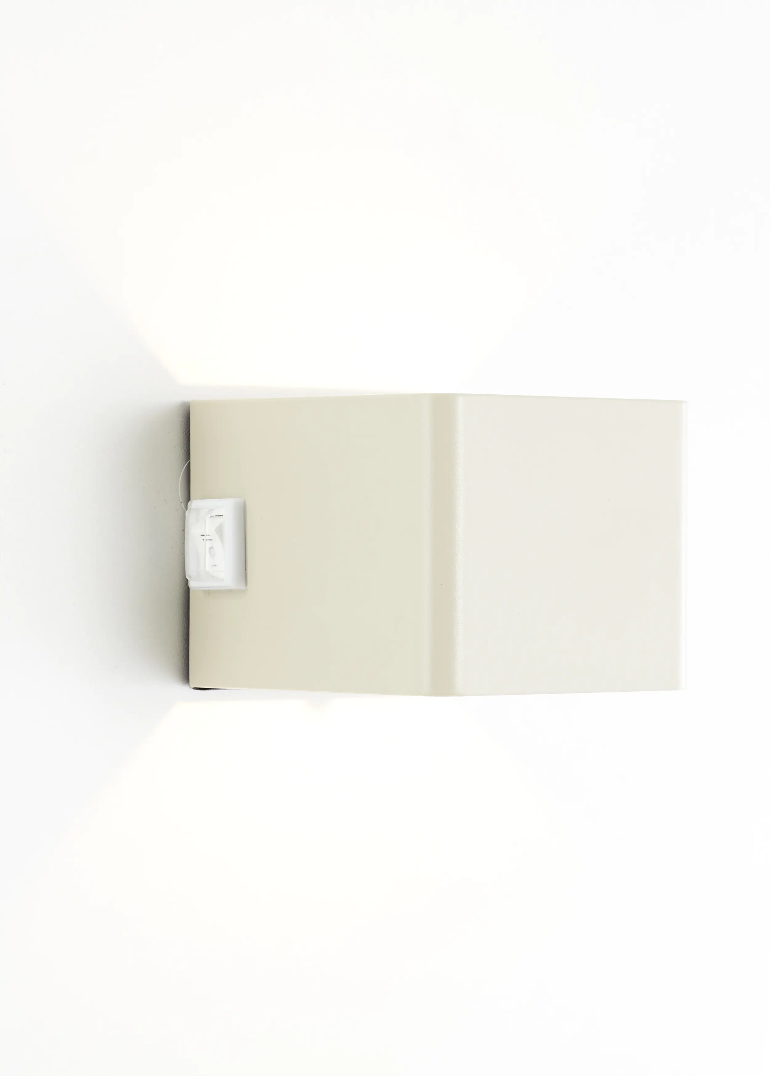 Brilliant Iseo LED Außenleuchte 4 W mit Bewegungsmelder und USB-Anschluss beige Brilliant Iseo LED Außenleuchte 4 W mit Bewegungsmelder und USB-Anschluss beige