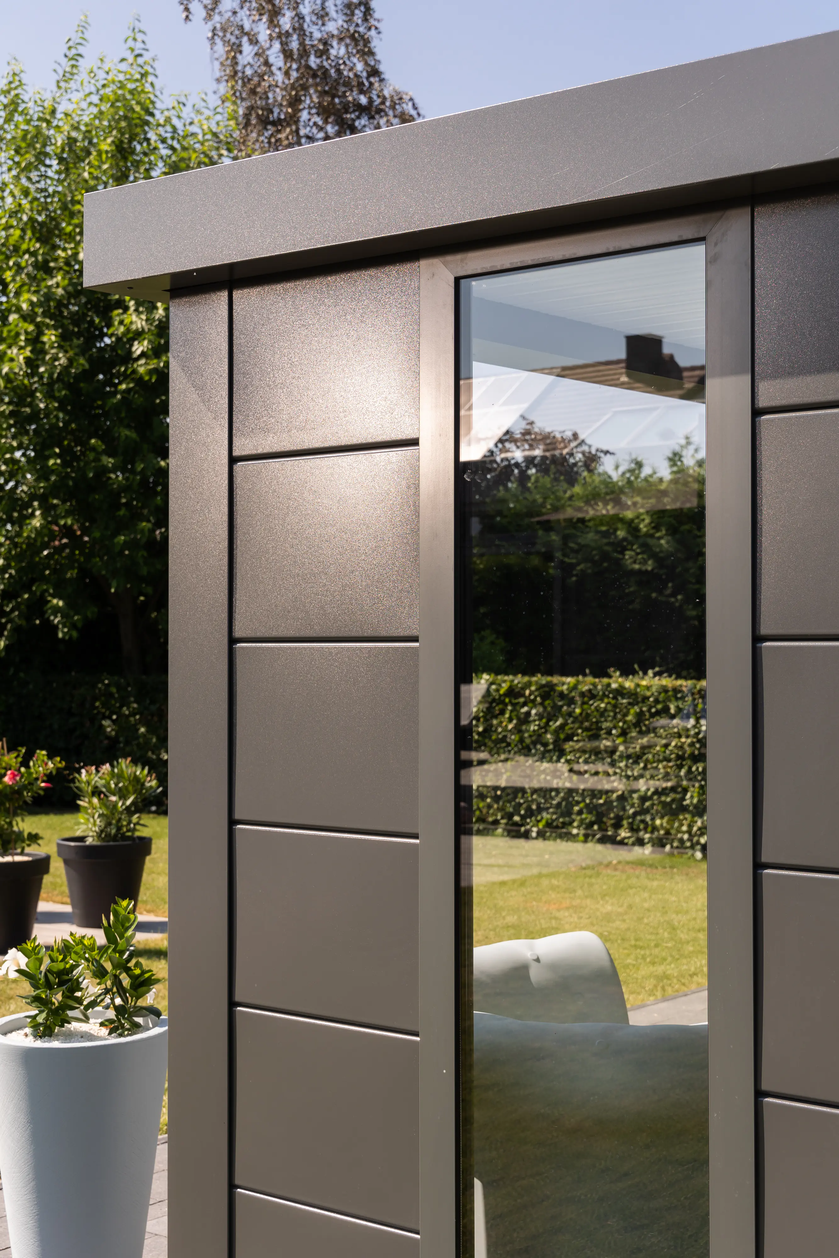 Telluria Gerätehaus Classico Lounge S mit Fenstern 3024 links granitgrau 582 x 238 cm