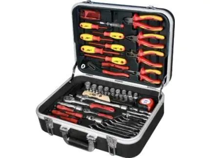 Geöffneter schwarzer Werkzeugkoffer mit umfangreichem Sortiment: im Deckel rote und gelbe Schraubendreher sowie Zangen, im Boden verschiedene Stecknüsse, Knarren, Inbusschlüssel, Maßband und weitere Handwerkzeuge.