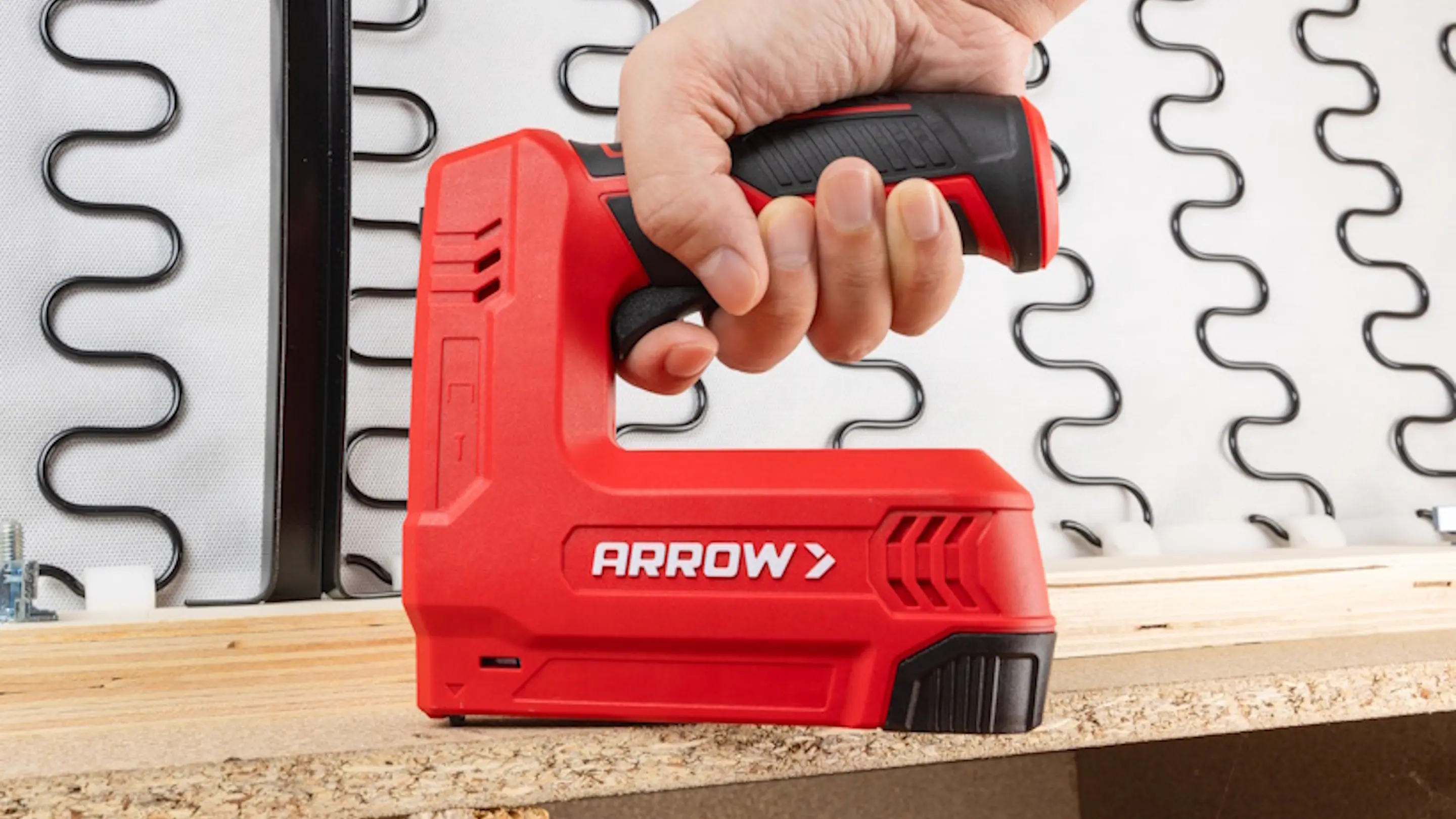 Arrow Akku-Handtacker E21 für Feindrahtklammern & Nägel