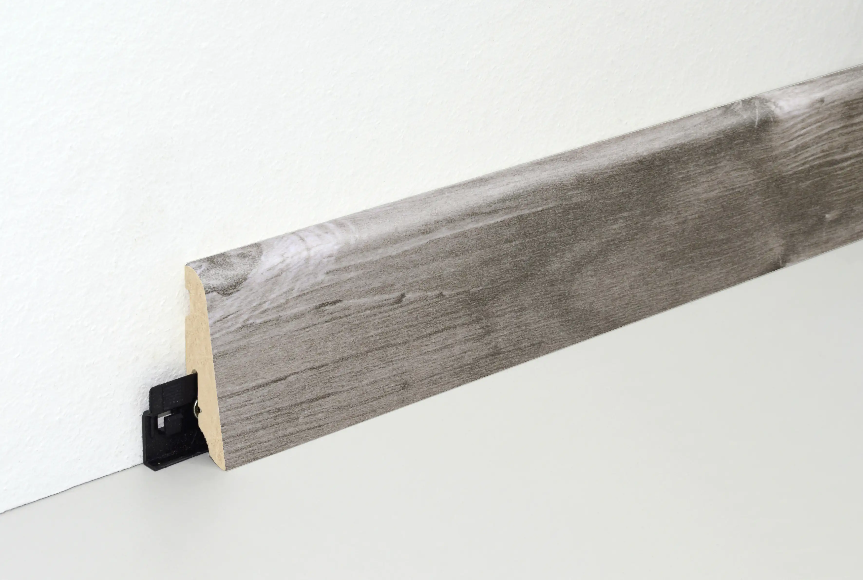 9010115223936_2450305 Neuhofer Fußleiste 240 cm 58 x 19 mm Spaltholz grau