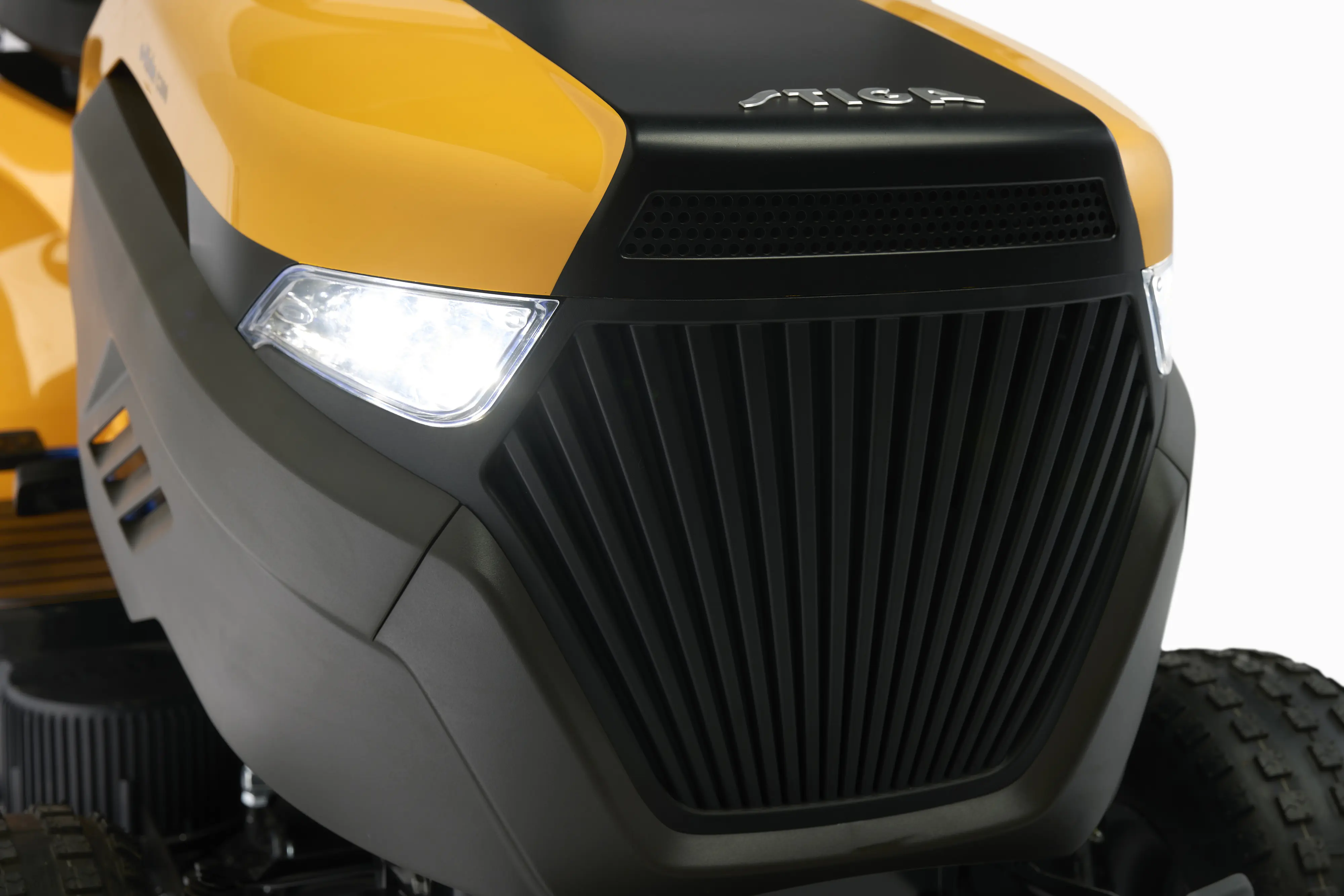 Stiga Akku Rasentraktor Estate 384e, 48 V, 84 cm Schnittbreite, inkl. Mulchkit & Anhängerkupplung