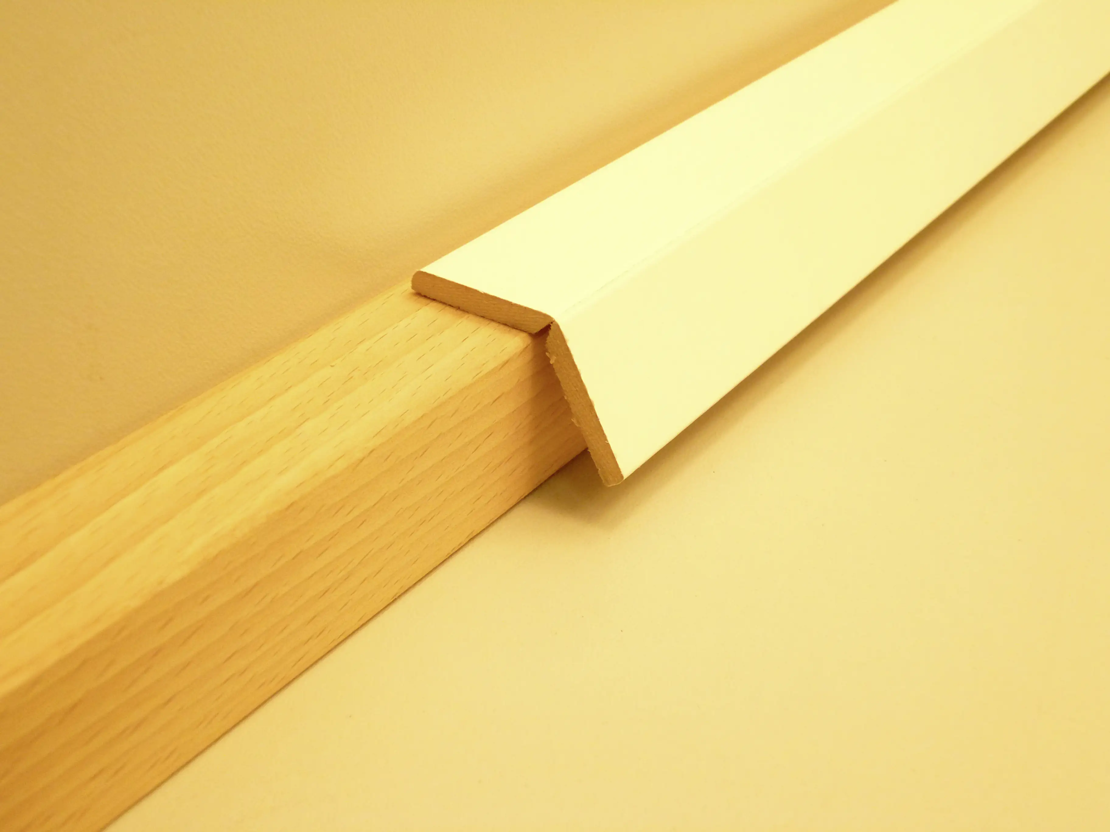B.S. Bauprogramm Knickwinkelleiste 260 cm 28 x 28 mm Eiche brilliantweiß