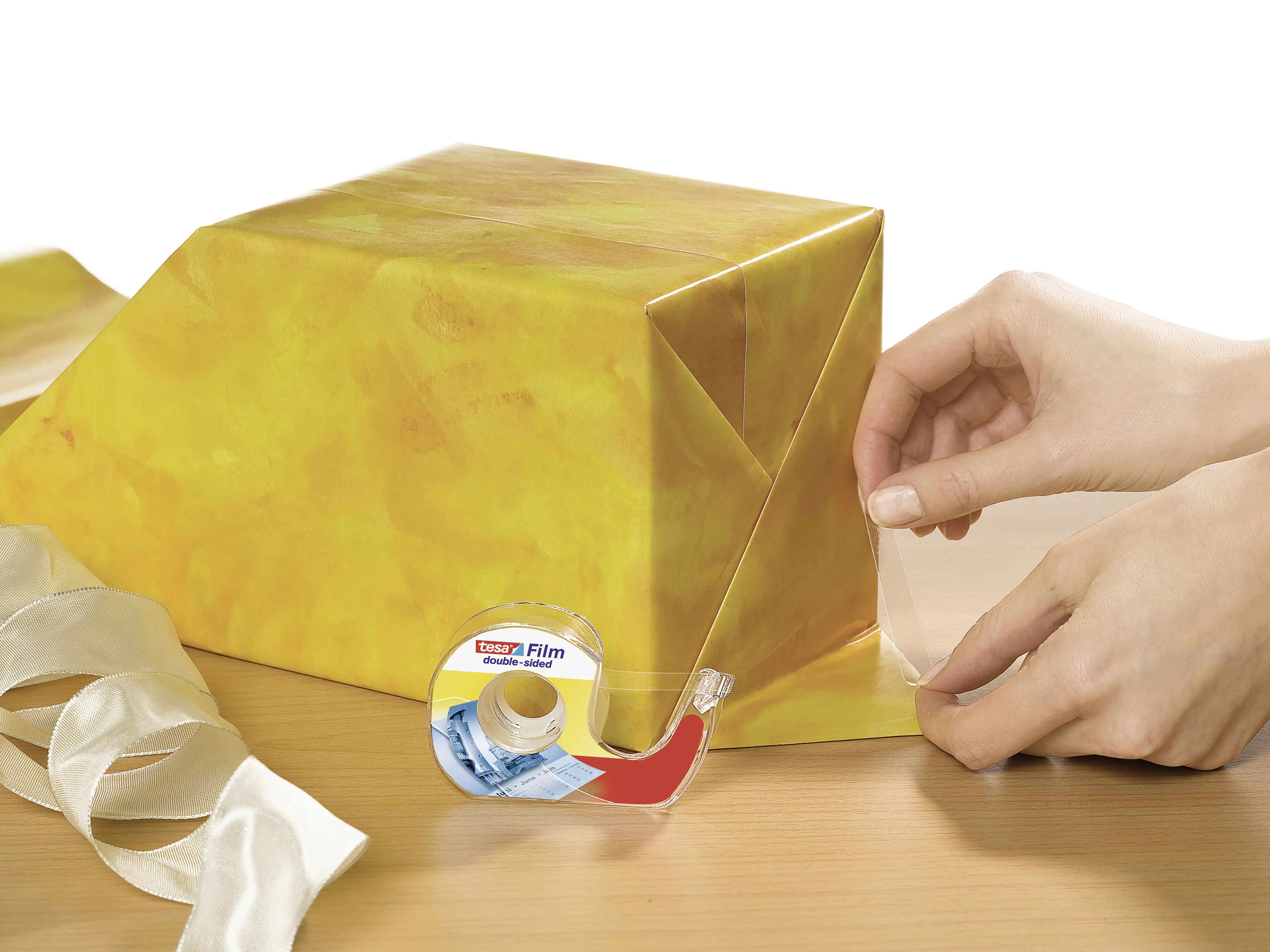 tesa doppelseitiger Klebefilm, 1 Rolle mit Abroller 7,5 m x 12 mm