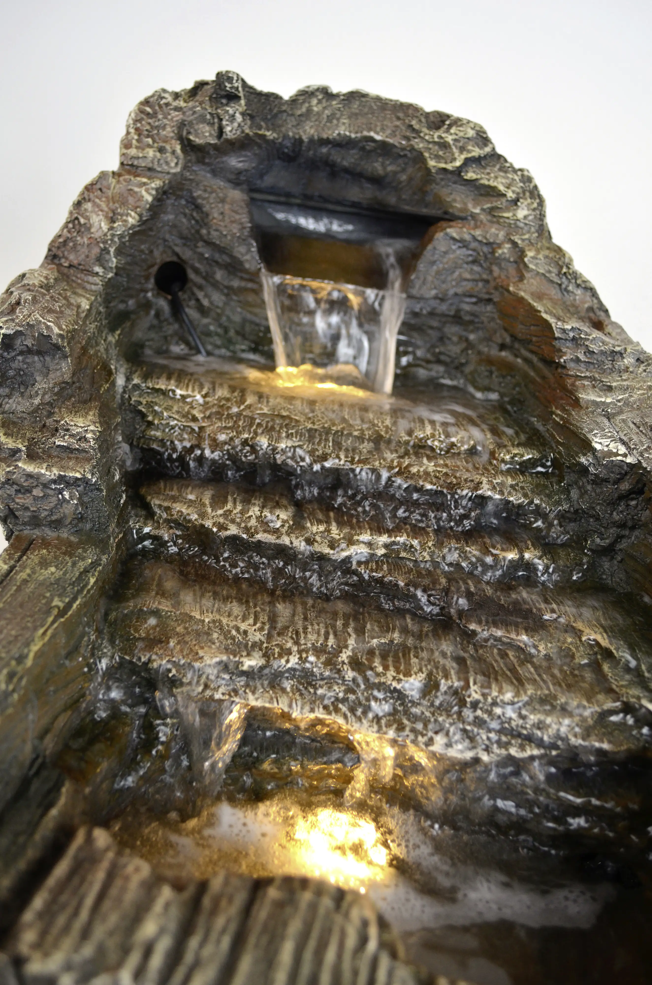 Heissner Gartenbrunnen Baumstamm