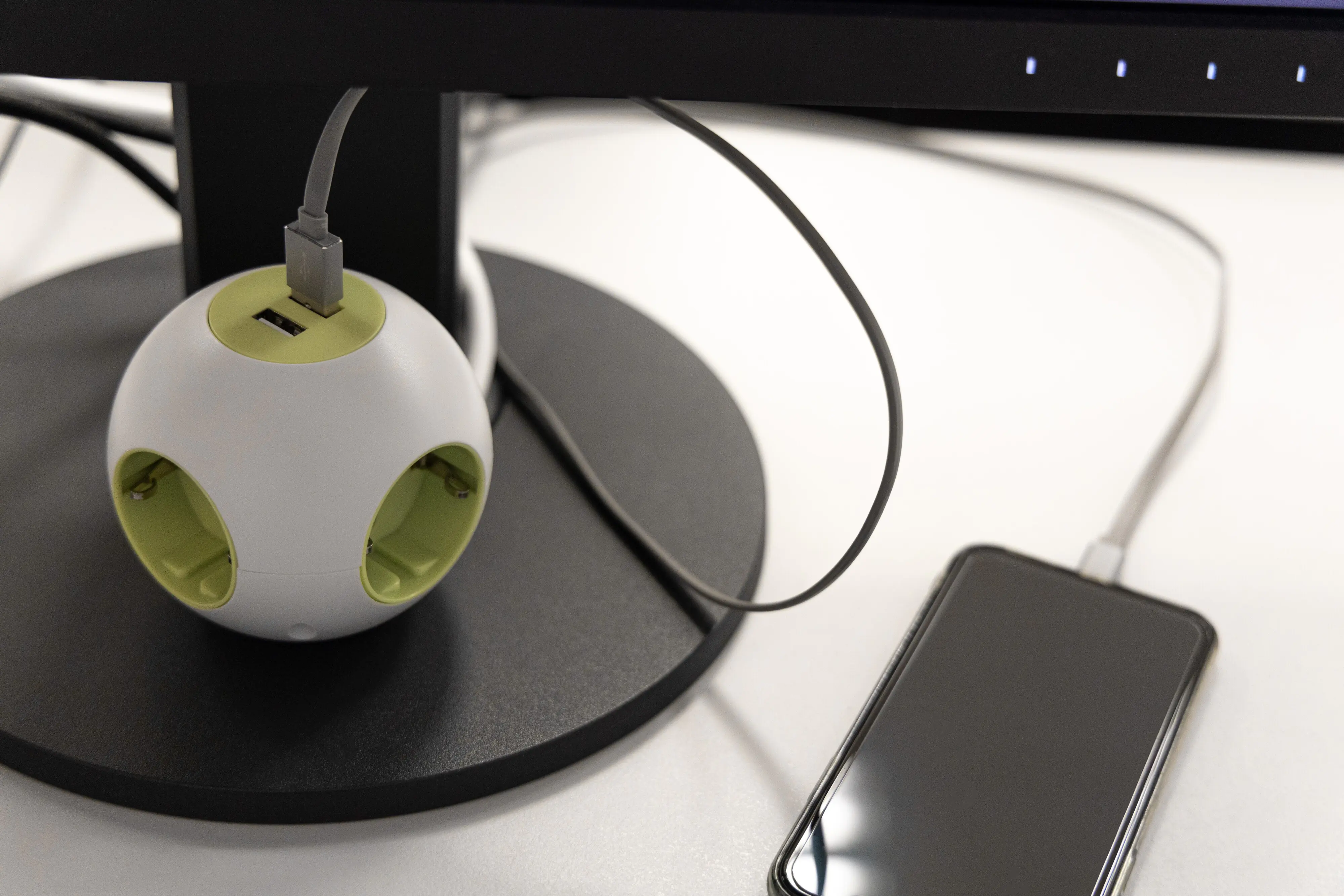 REV Steckdosenwürfel Powerglobe 4-fach USB weiß-grün