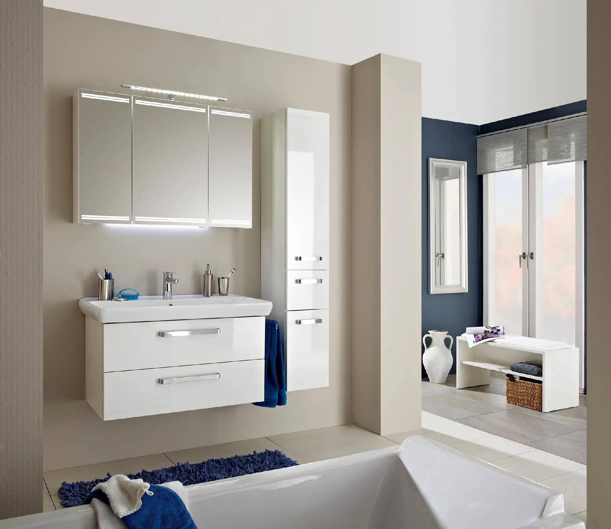 Pelipal Badmöbel-Set Pineo Weiß Hgl/Weiß Glanz mit Waschplatzbeleuchtung + Hochschrank 130 cm