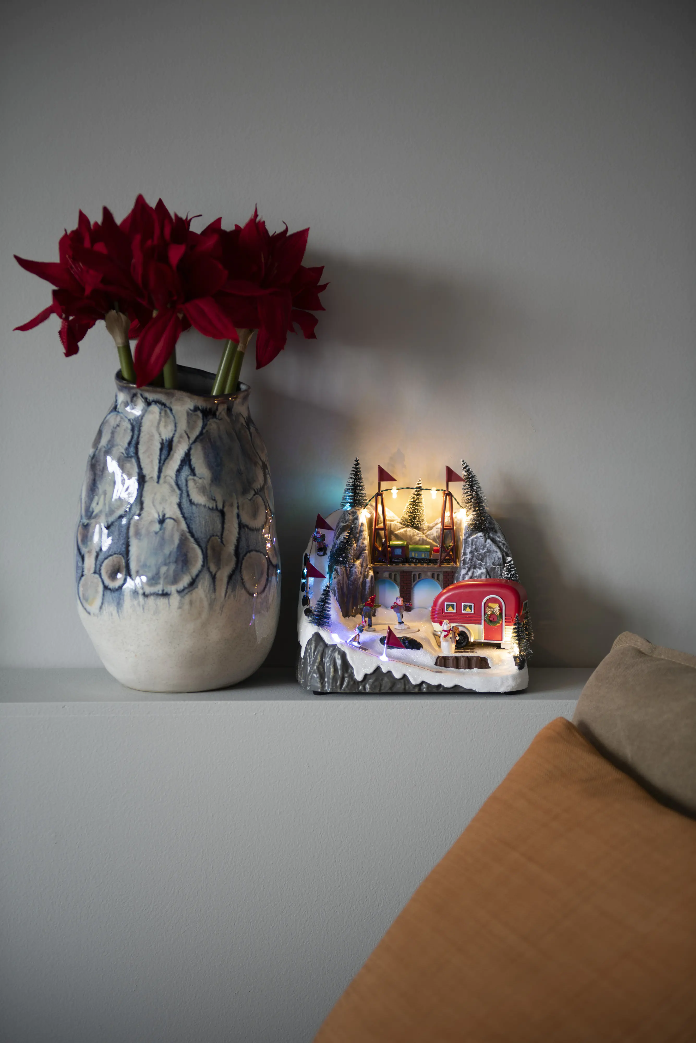 Konstsmide LED Szenerie Landschaft mit Wohnwagen mit Musik Innen 12 bunte Dioden