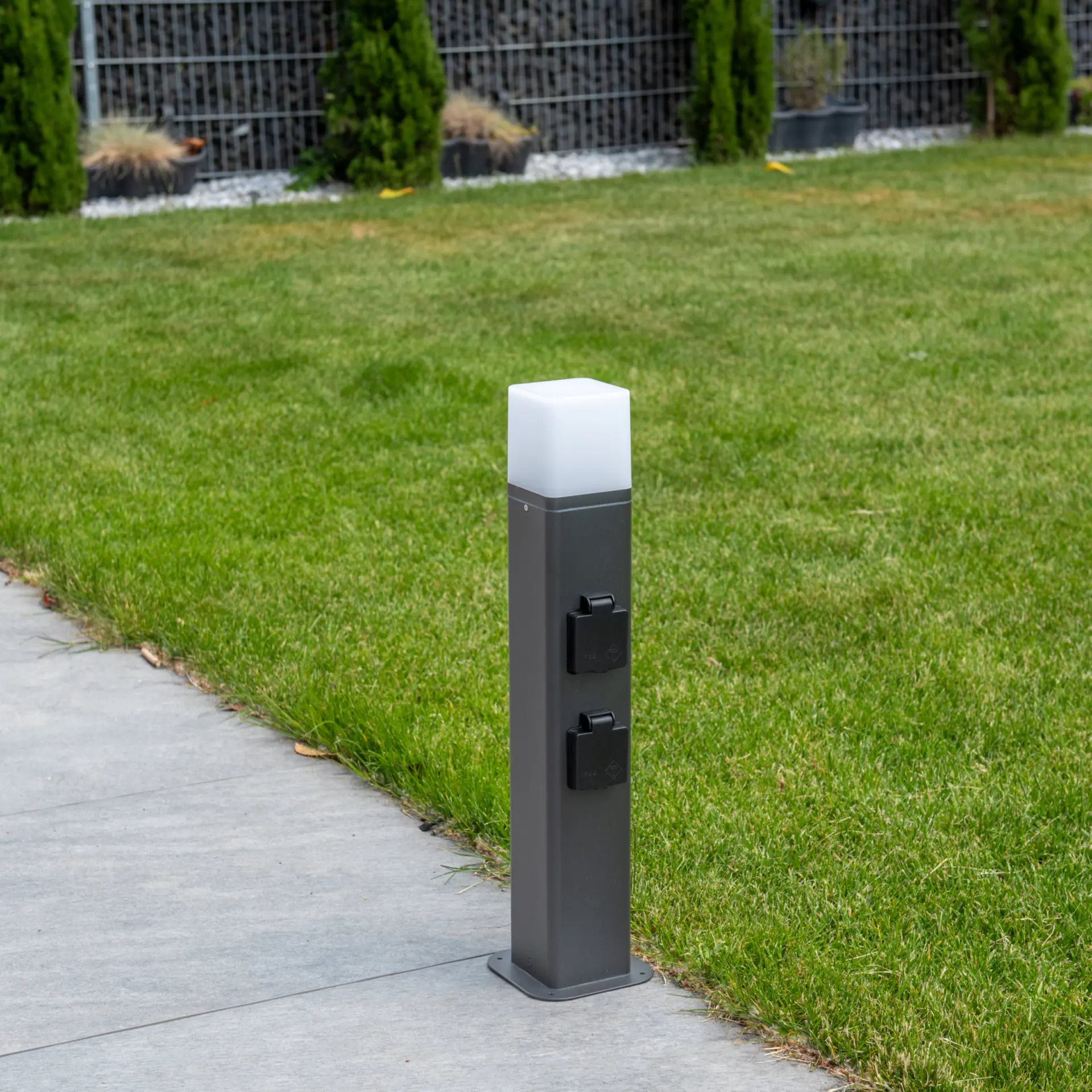 Unitec Gartensäule mit Leuchte & 2 Schutzkontakt-Steckdosen schwarz