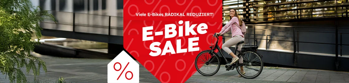 Frau fährt auf E-Bike, daneben rotes Banner mit Text: Viele E-Bikes RADIKAL REDUZIERT! E-Bike SALE.