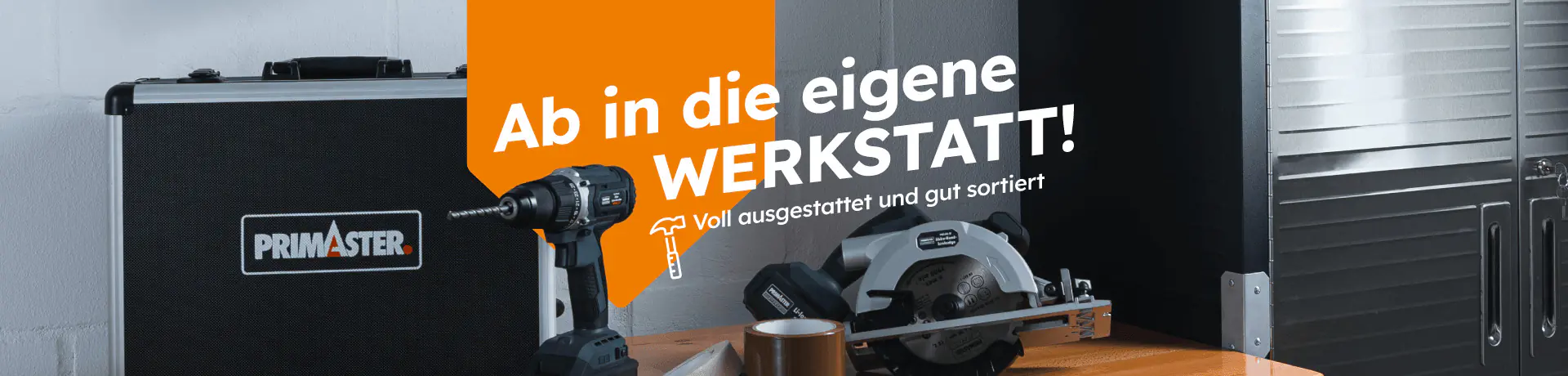 „Ab in die eigene WERKSTATT! Voll ausgestattet und gut sortiert“ mit Primaster Werkzeugkoffer, Akkubohrer, Kreissäge und Werkstattschrank.