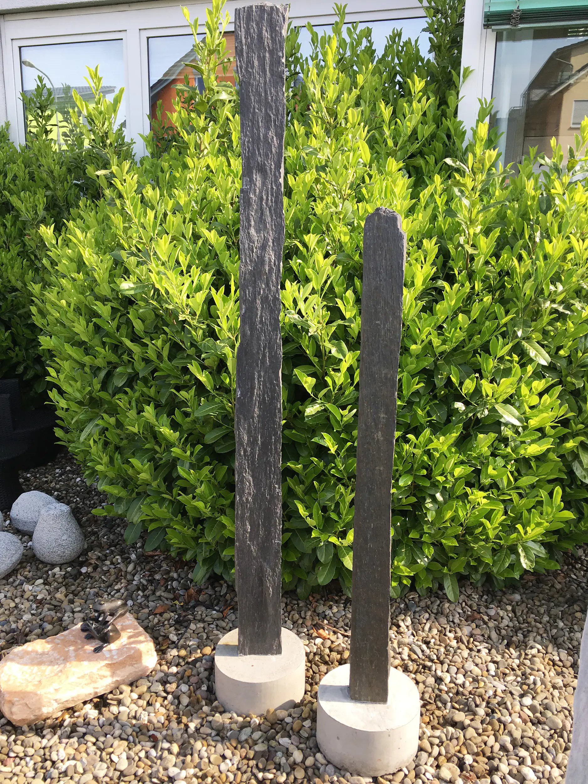 4018035671092_01 Naturquarzitstele weiß, Gesamthöhe ca. 75 cm inklusive Betonsockel