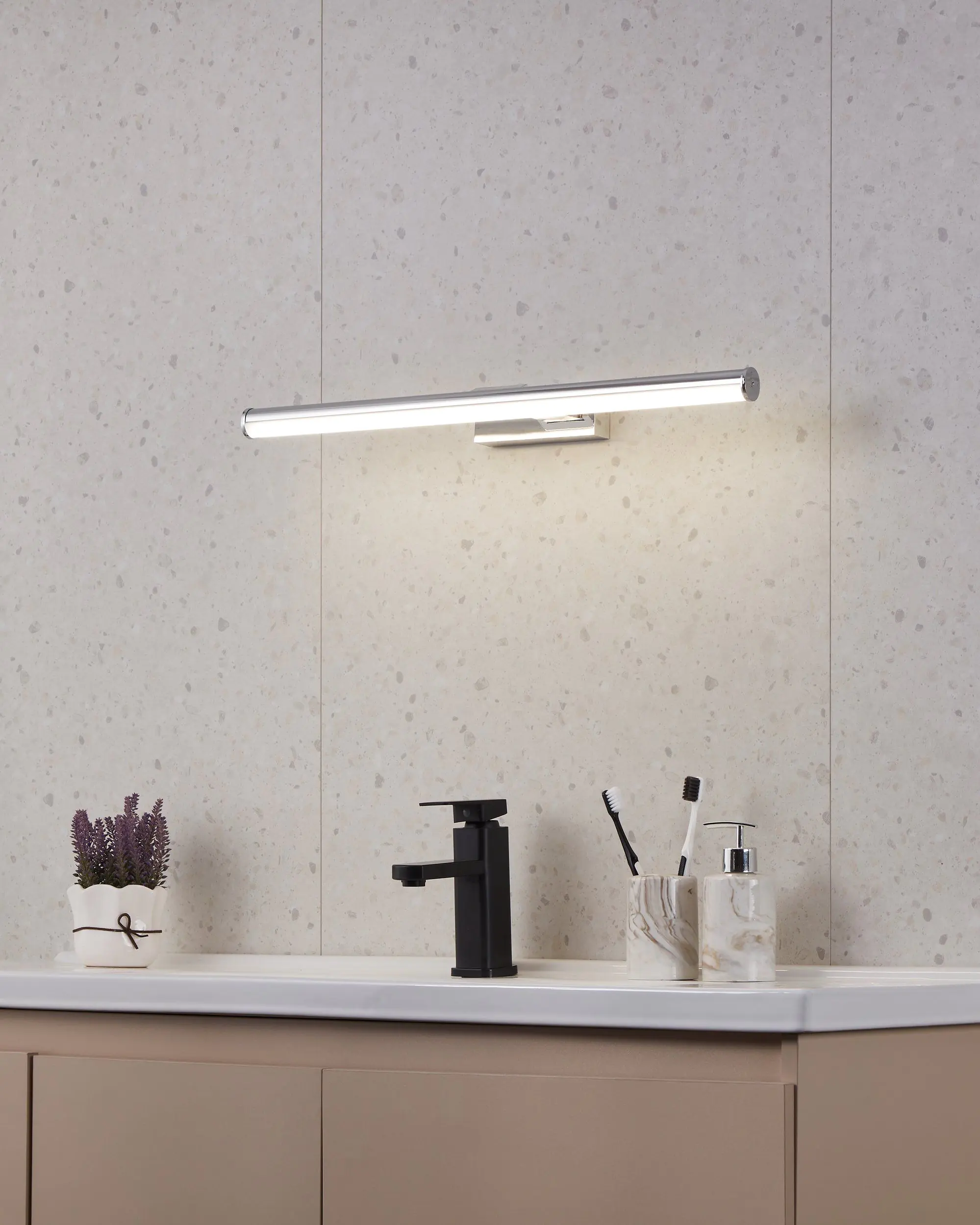 Eglo Spiegelleuchte Vadumi chrom 60 x 5 cm neutralweiß