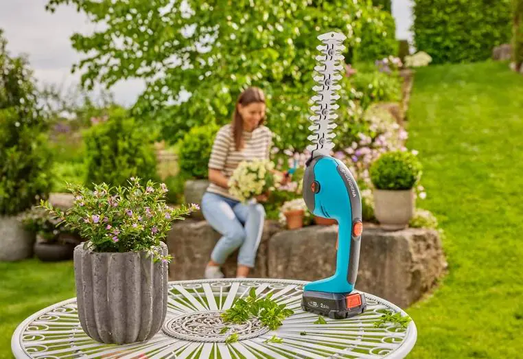 Gardena Akku-Gras- und Strauchschere PowerCut 20/18V P4A Solo