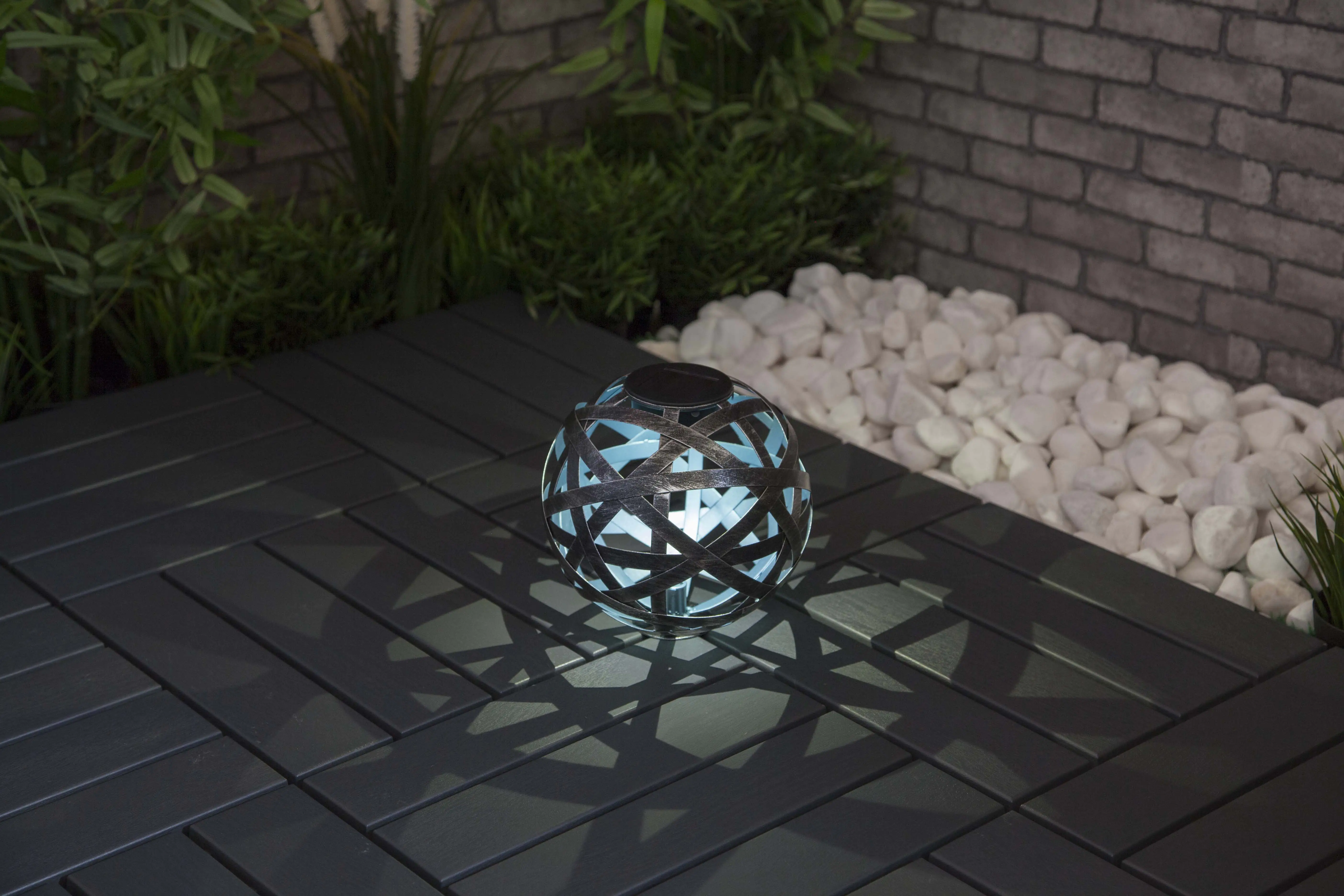 4333692208277_3 TrendLine LED Solarkugel silber-blau 18 cm mit Erdspieß